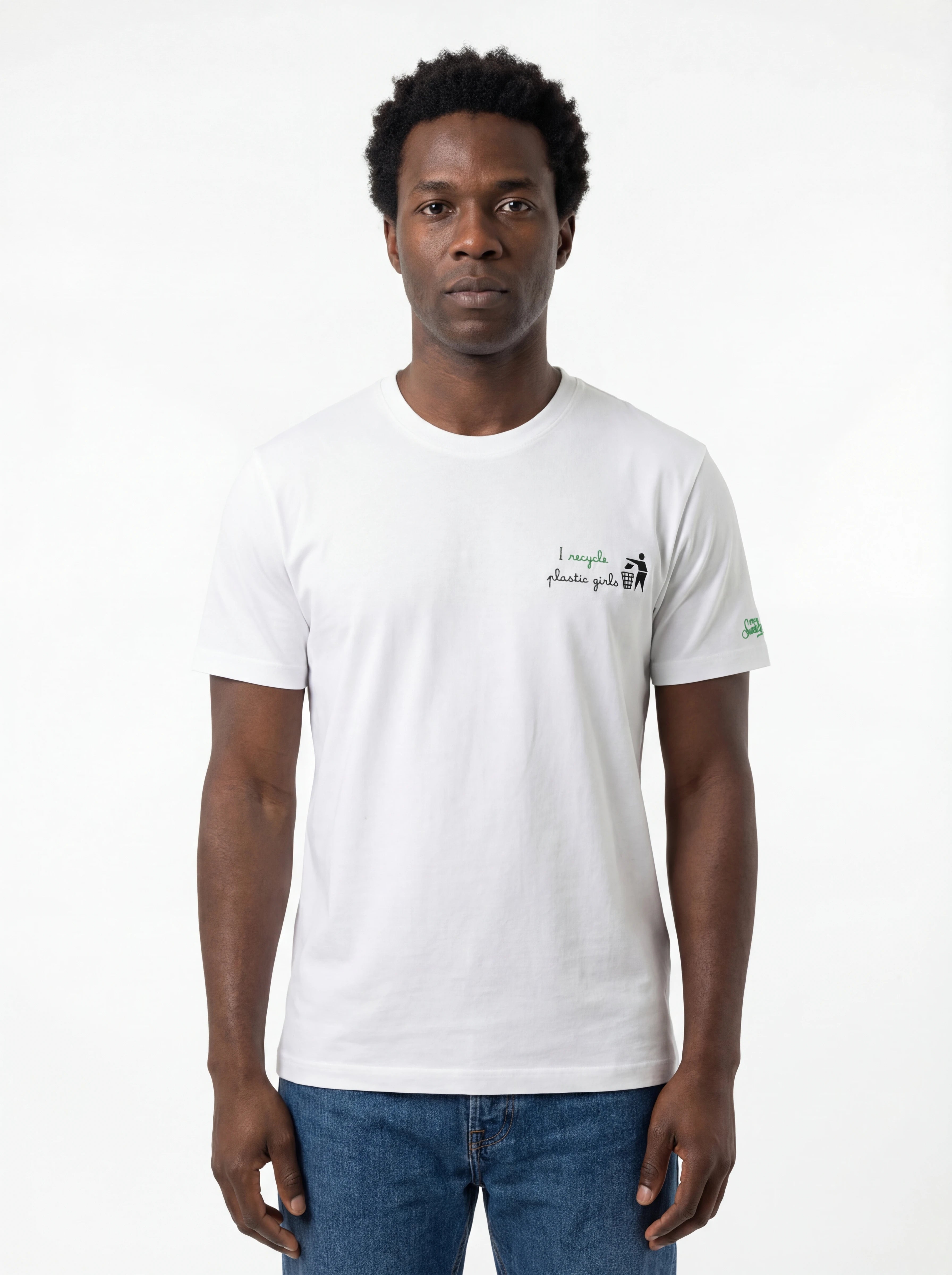 Modello frontalmente t-shirt bianco scritta “I RECYCLE PLASTIC GIRL” Saint Barth cotone