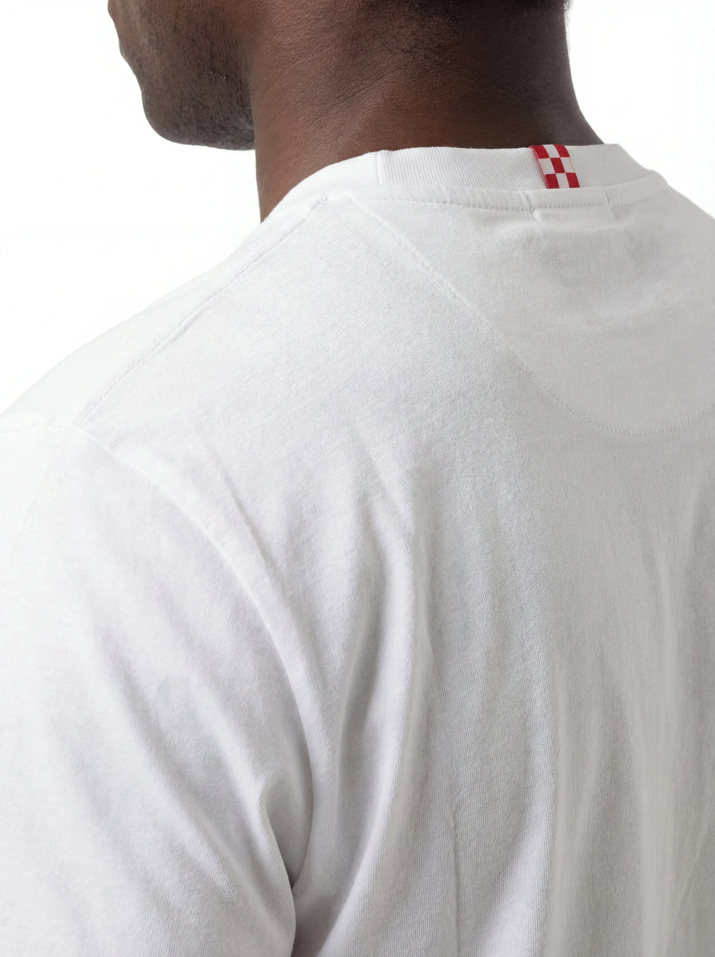 T-shirt su sfondo neutro frontale t-shirt bianco scritta “I RECYCLE PLASTIC GIRL” Saint Barth cotone