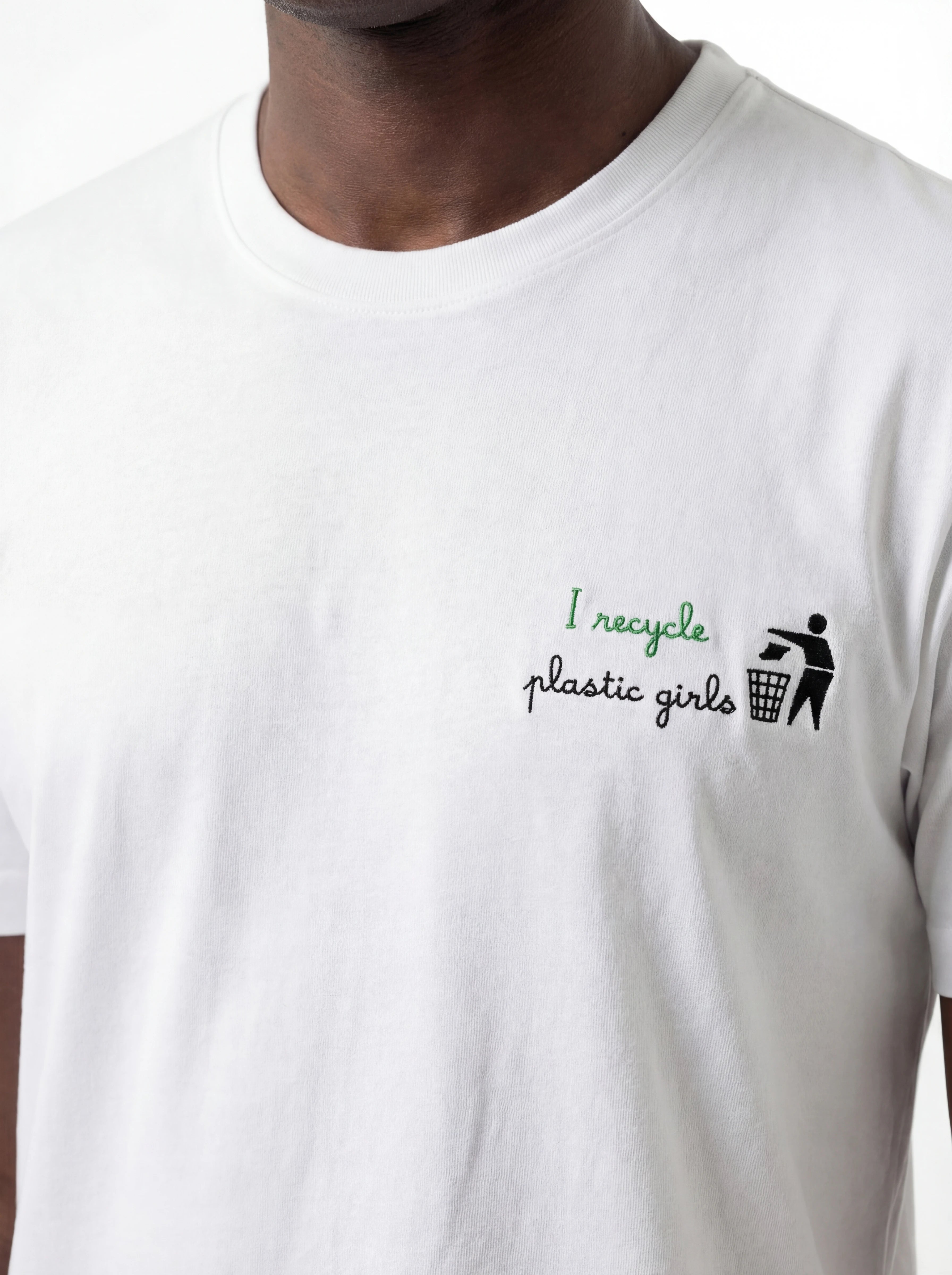 T-shirt su sfondo neutro da dietro t-shirt bianco scritta “I RECYCLE PLASTIC GIRL” Saint Barth cotone