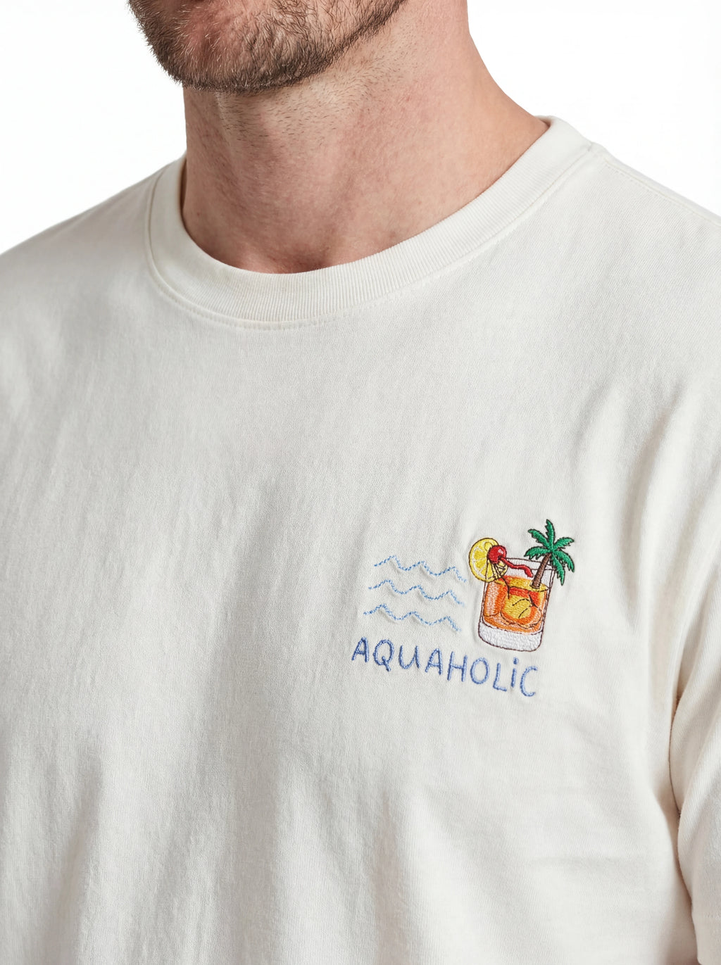 T-shirt su sfondo neutro da dietro t-shirt burro scritta “AQUAHOLIC” Saint Barth cotone