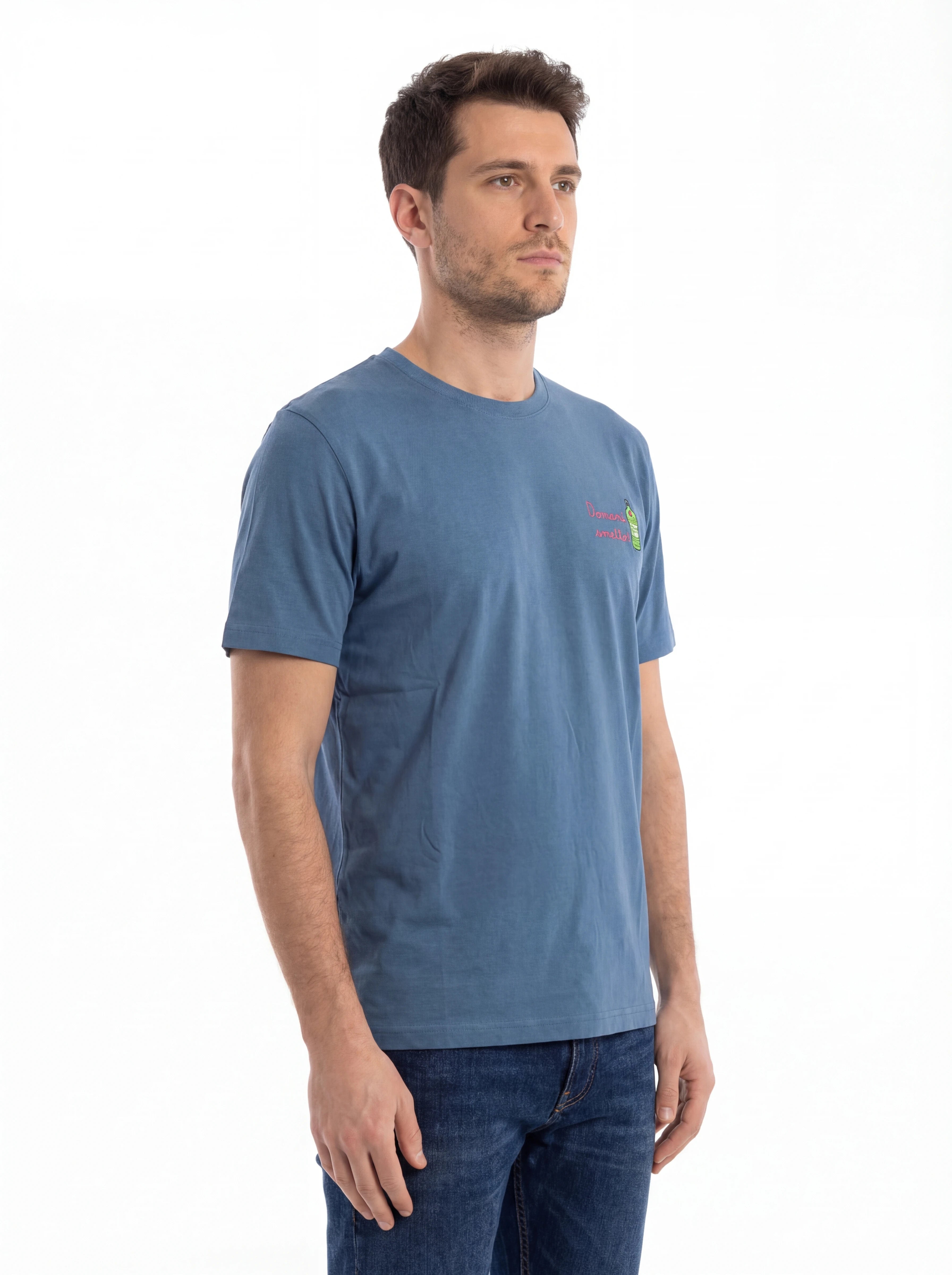 Modello a 45 gradi t-shirt blu scritta “DOMANI SMETTO” Saint Barth cotone