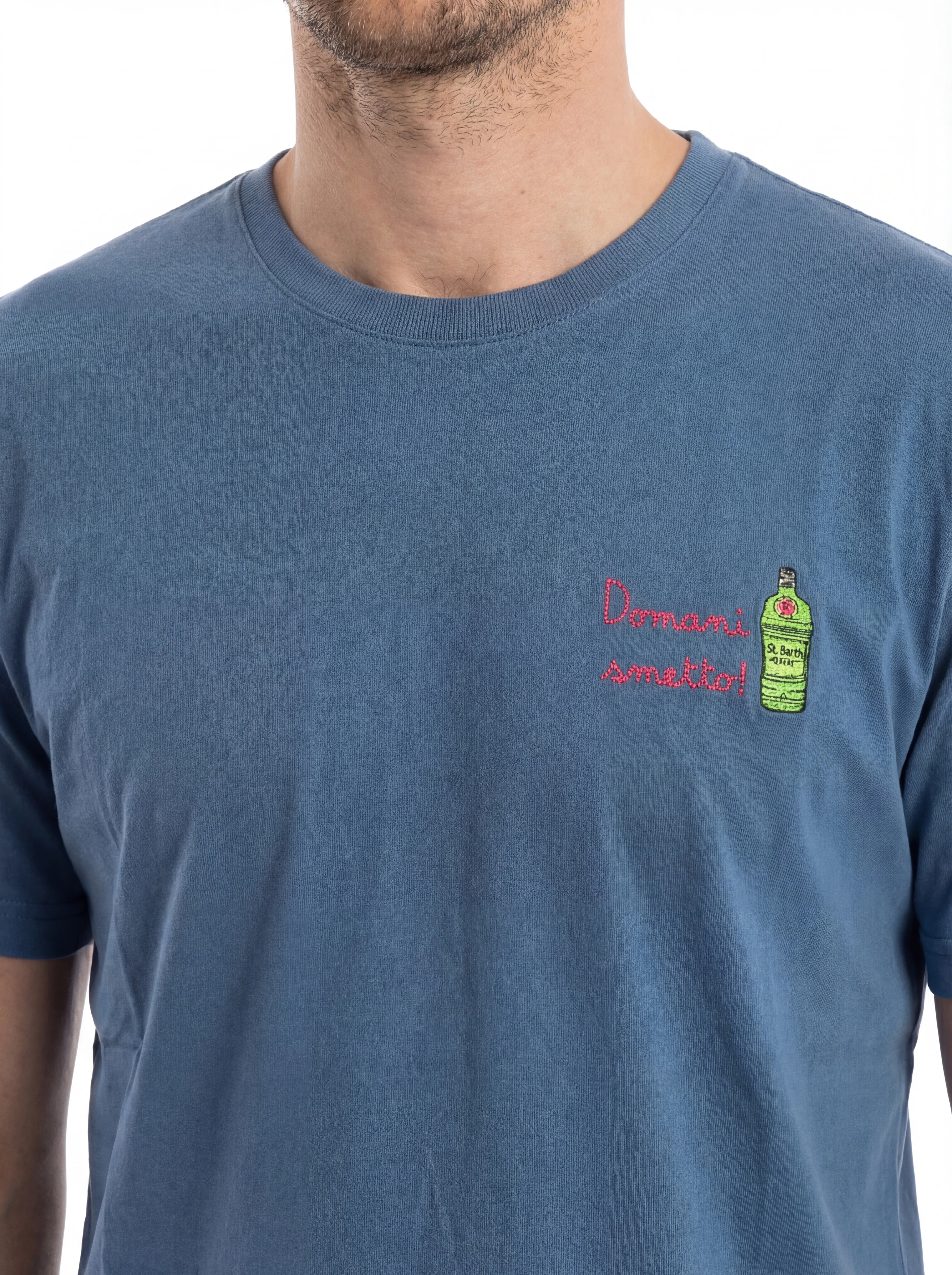 T-shirt su sfondo neutro da dietro t-shirt blu scritta “DOMANI SMETTO” Saint Barth cotone