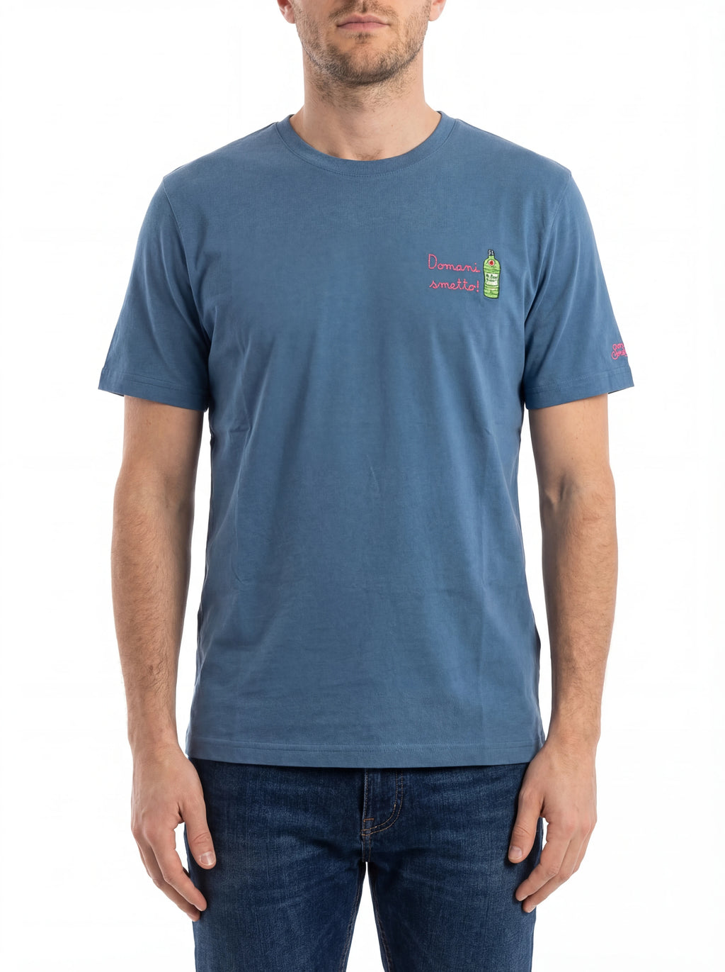 Close-up dettagli t-shirt blu scritta “DOMANI SMETTO” Saint Barth cotone