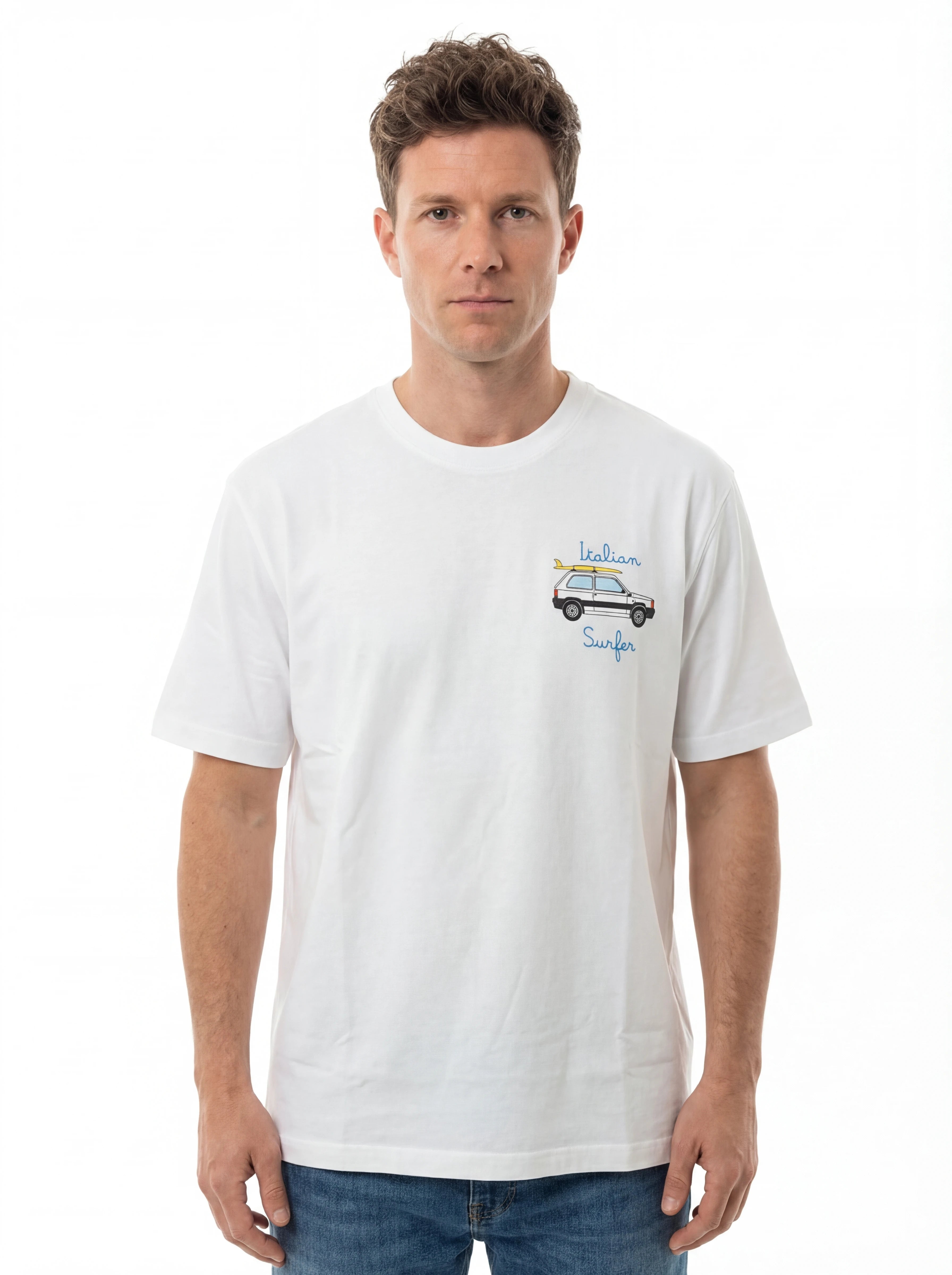 Modello frontalmente t-shirt bianco scritta “ITALIAN SURFER” Saint Barth cotone