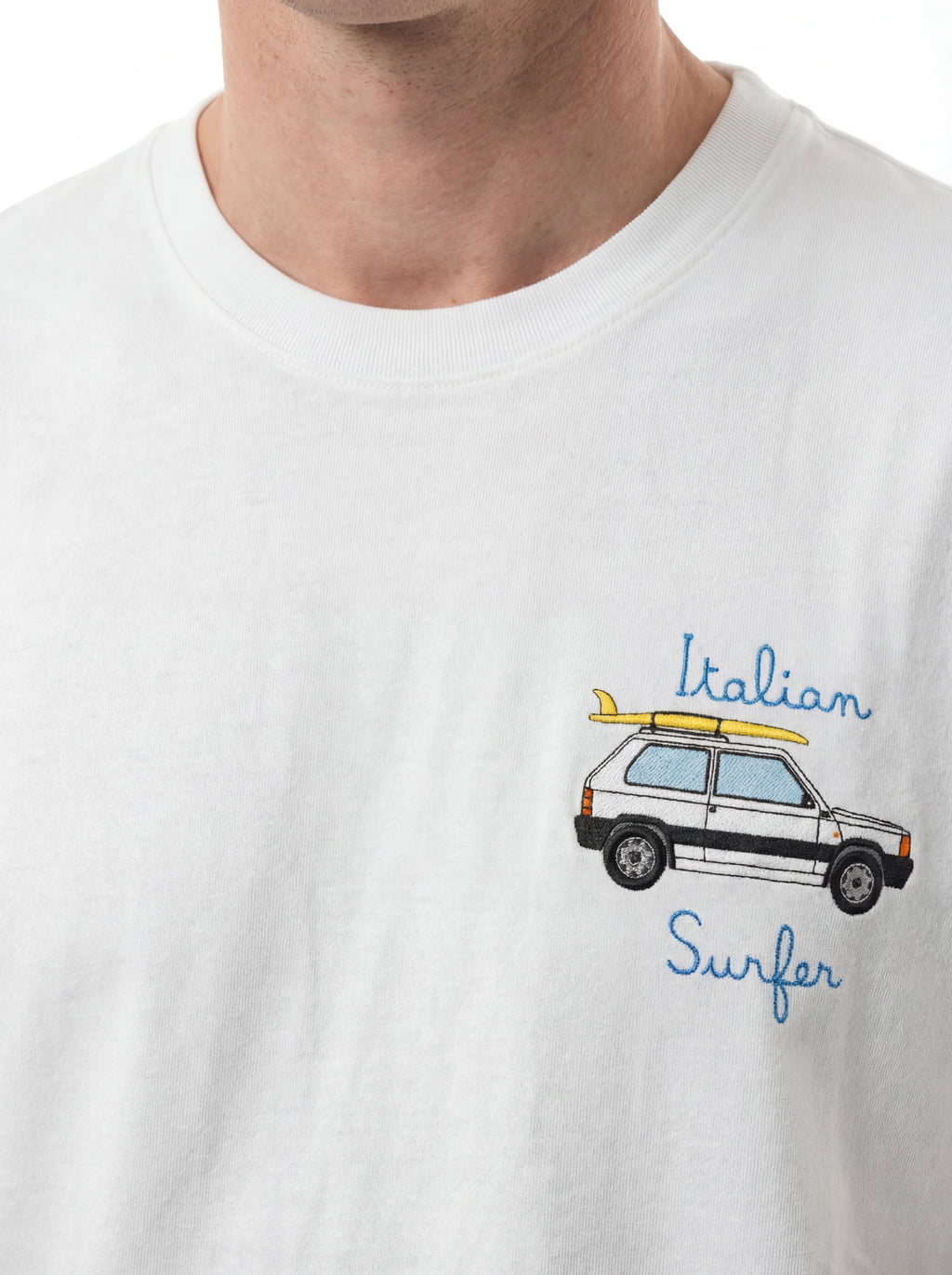 T-shirt su sfondo neutro frontale t-shirt bianco scritta “ITALIAN SURFER” Saint Barth cotone