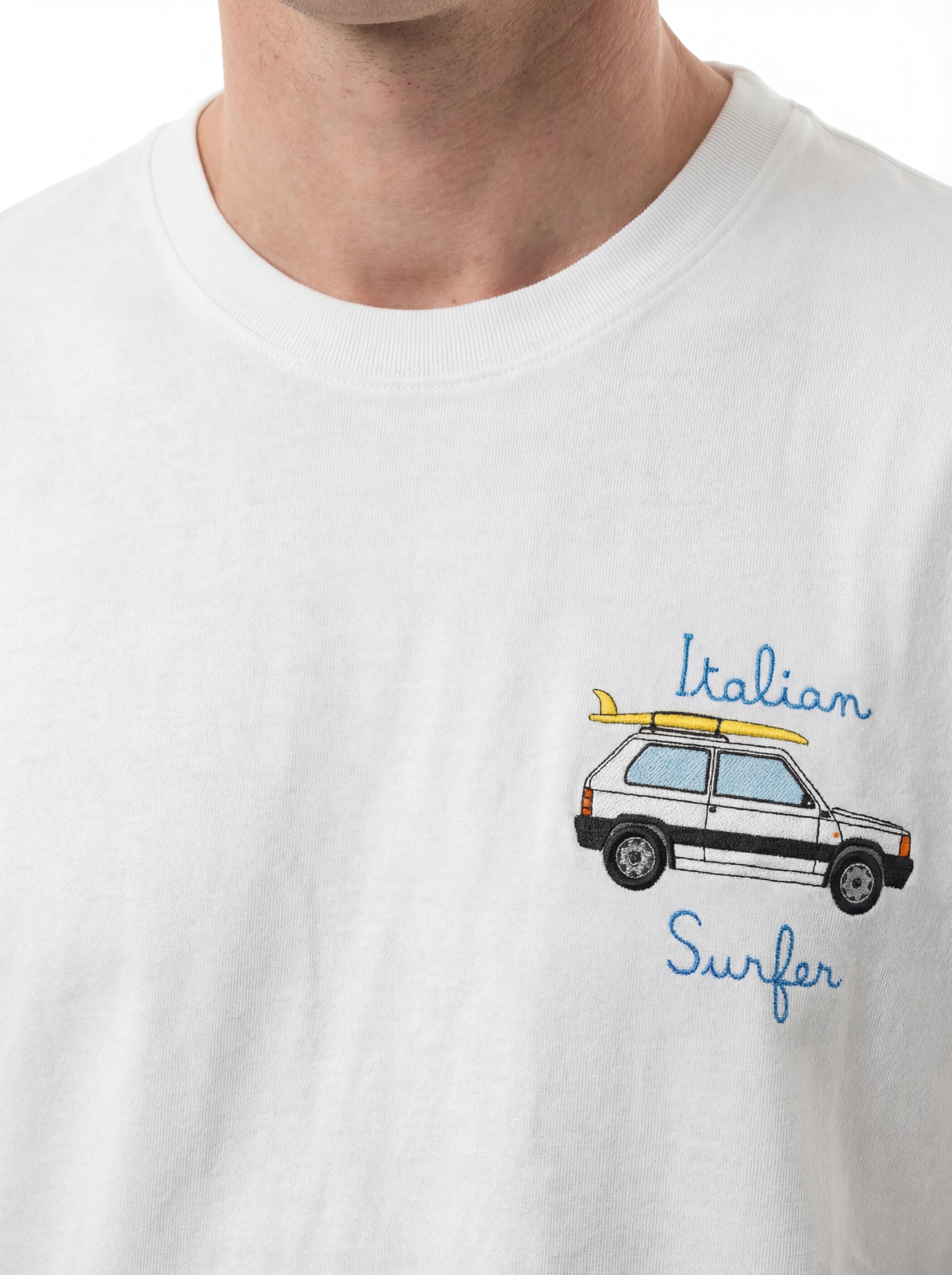 T-shirt su sfondo neutro frontale t-shirt bianco scritta “ITALIAN SURFER” Saint Barth cotone