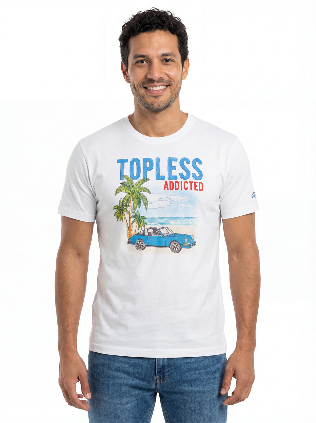 Modello frontalmente t-shirt bianco scritta “Topless Addicted” Saint Barth cotone