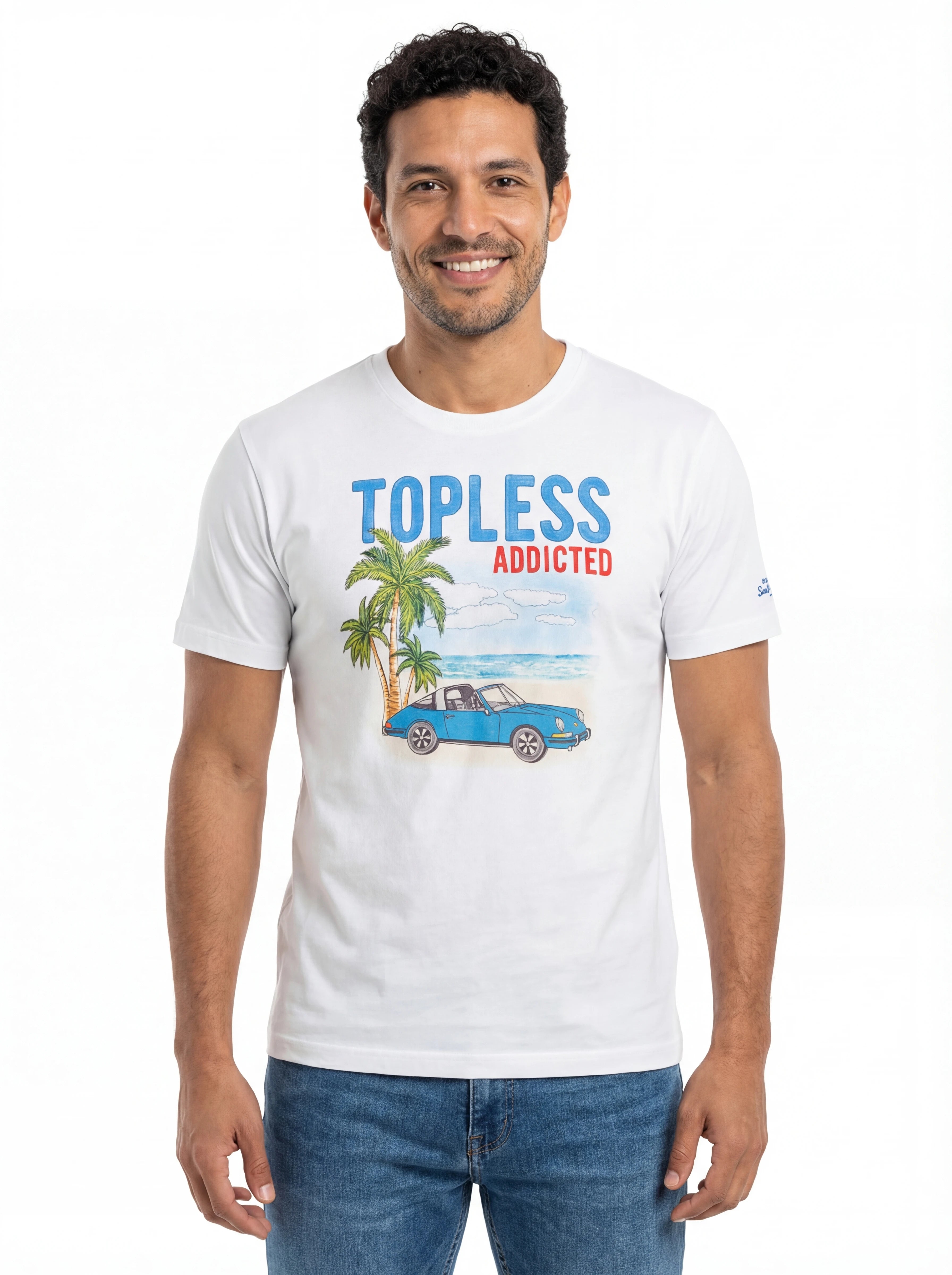 Modello frontalmente t-shirt bianco scritta “Topless Addicted” Saint Barth cotone