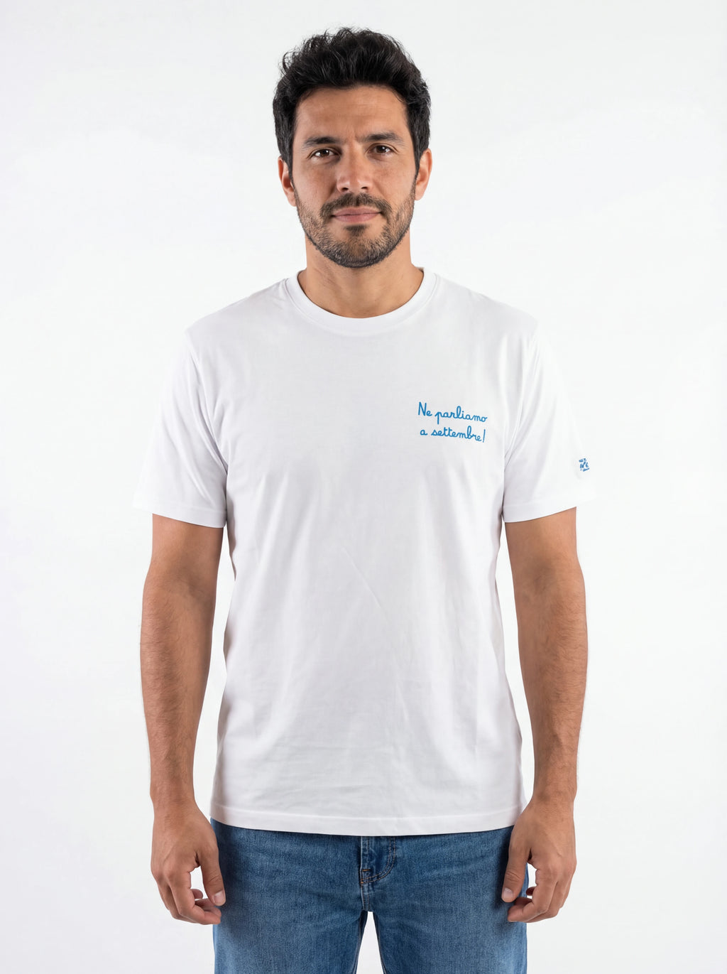 Modello frontalmente t-shirt bianco scritta “Ne Parliamo a Settembr” Saint Barth cotone