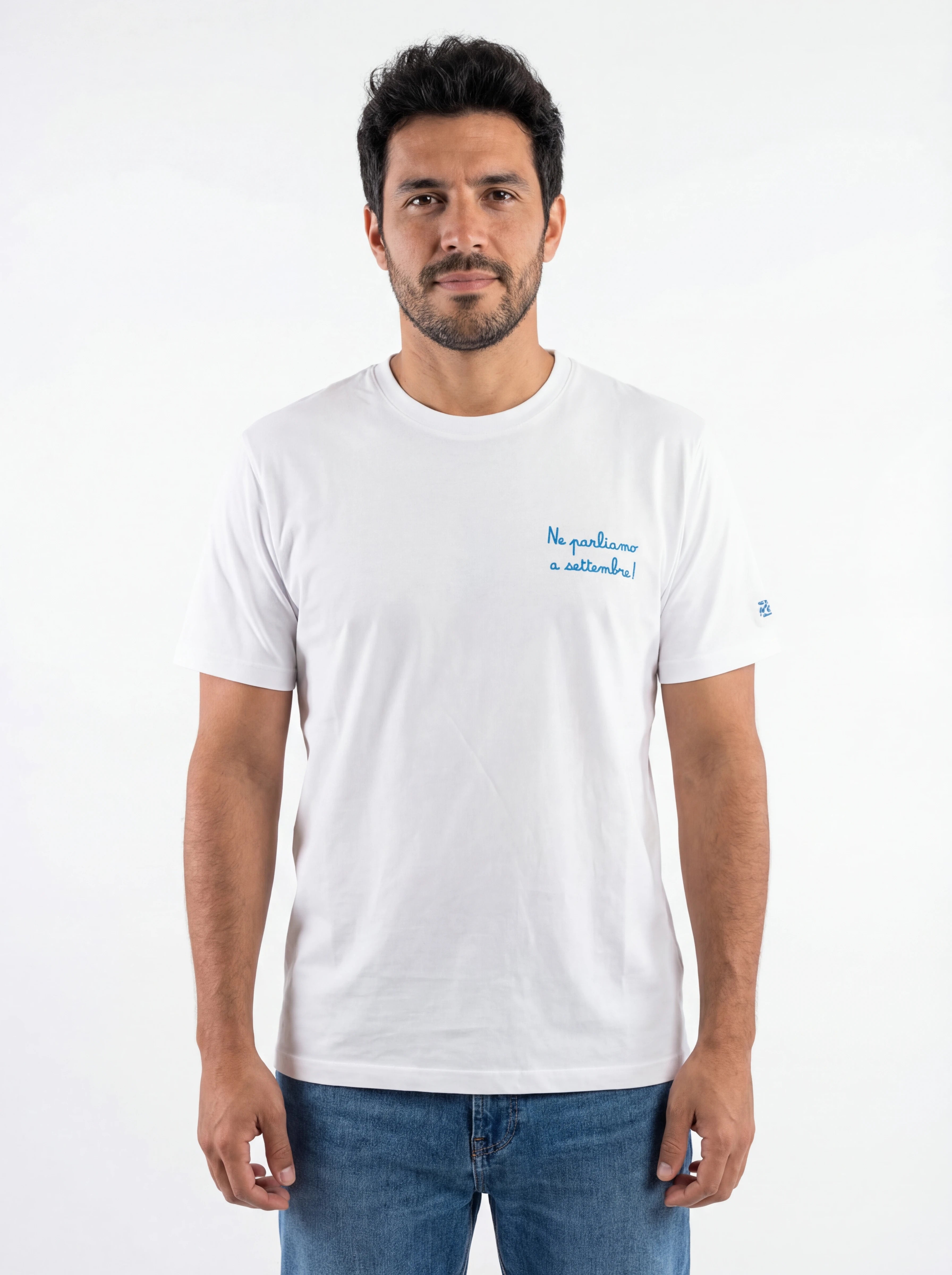 Modello frontalmente t-shirt bianco scritta “Ne Parliamo a Settembr” Saint Barth cotone