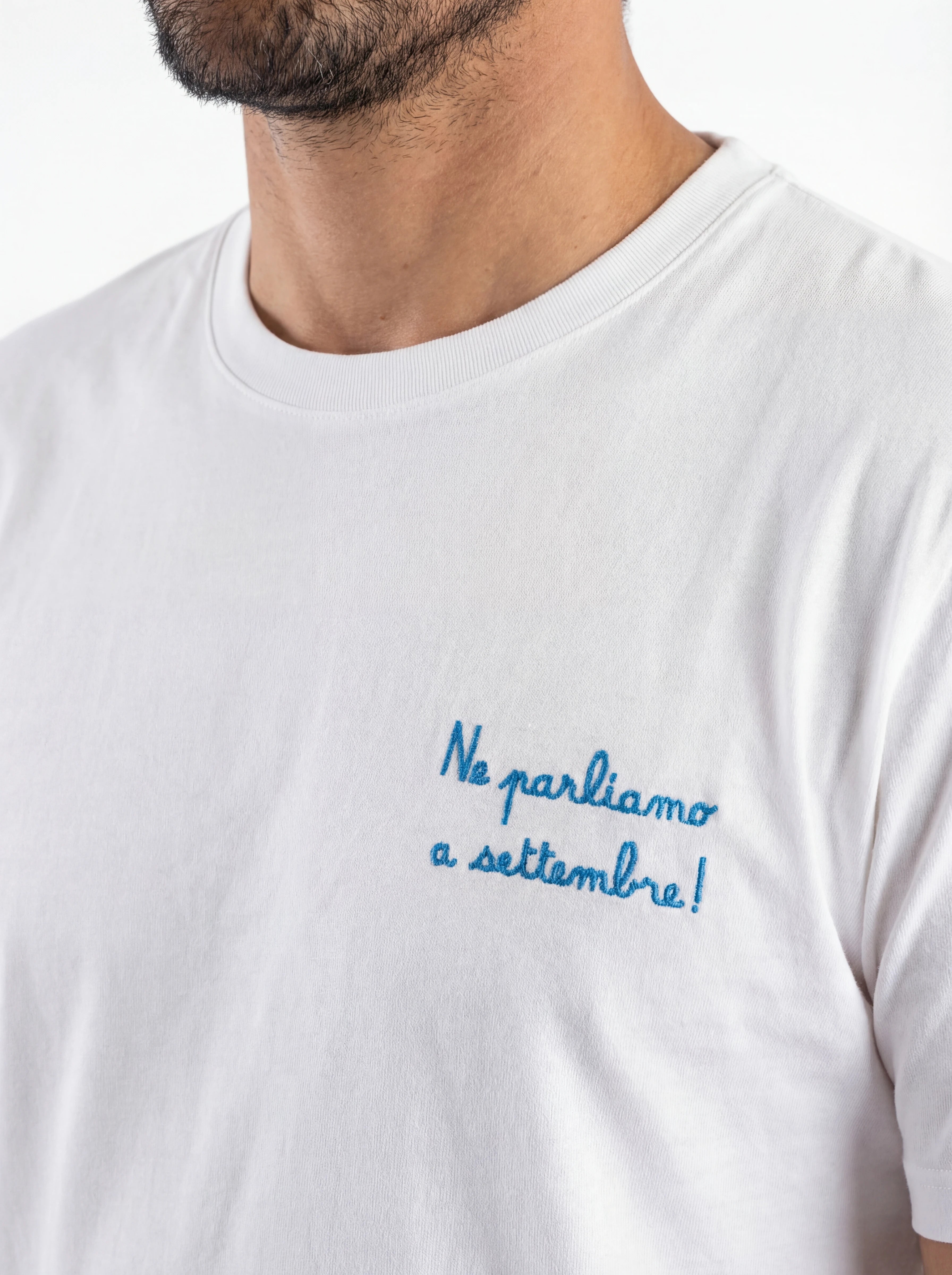 T-shirt su sfondo neutro da dietro t-shirt bianco scritta “Ne Parliamo a Settembr” Saint Barth cotone