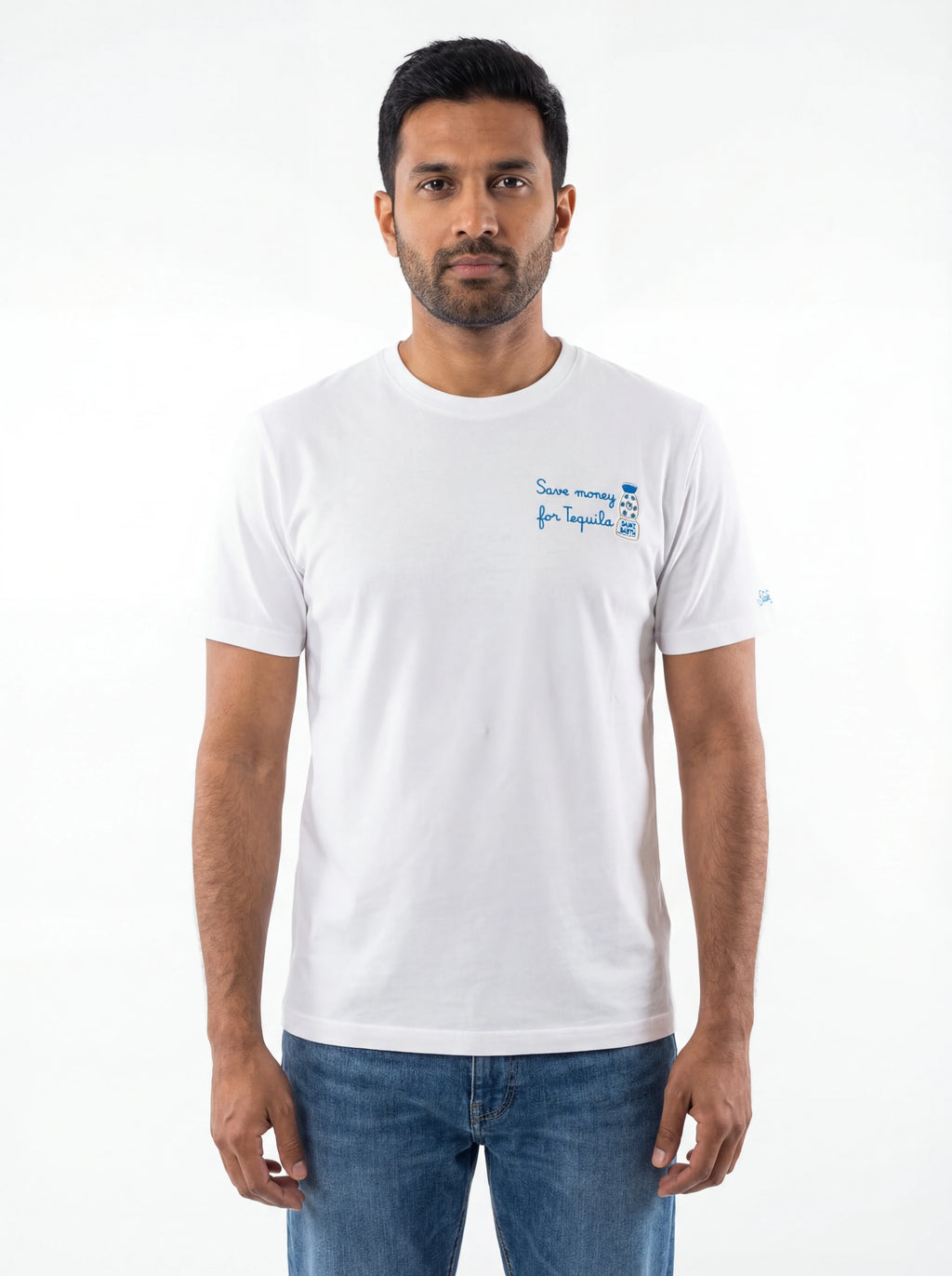 Modello frontalmente t-shirt bianco scritta “Save Money for Tequila” Saint Barth cotone