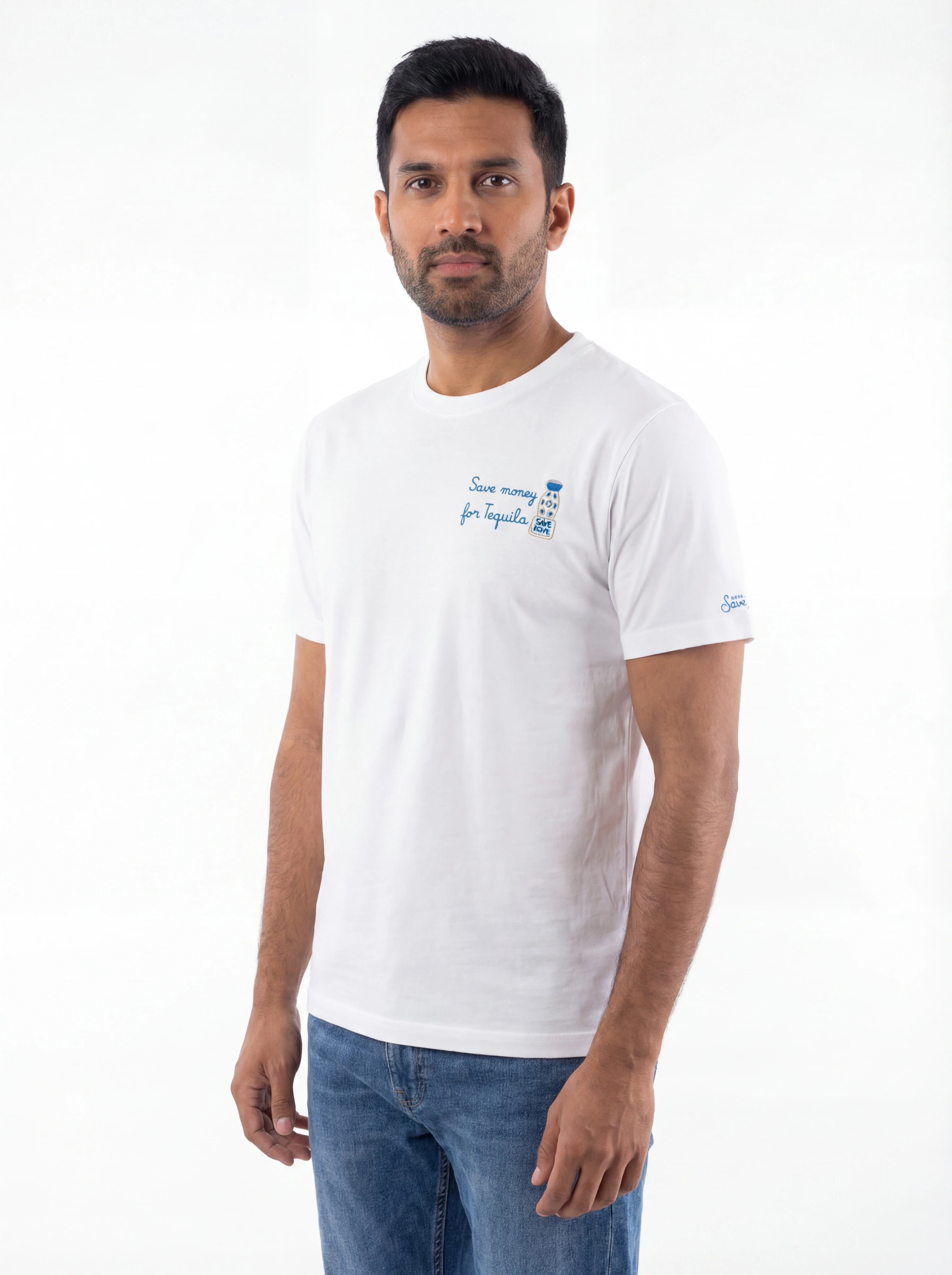 T-shirt su sfondo neutro frontale t-shirt bianco scritta “Save Money for Tequila” Saint Barth cotone