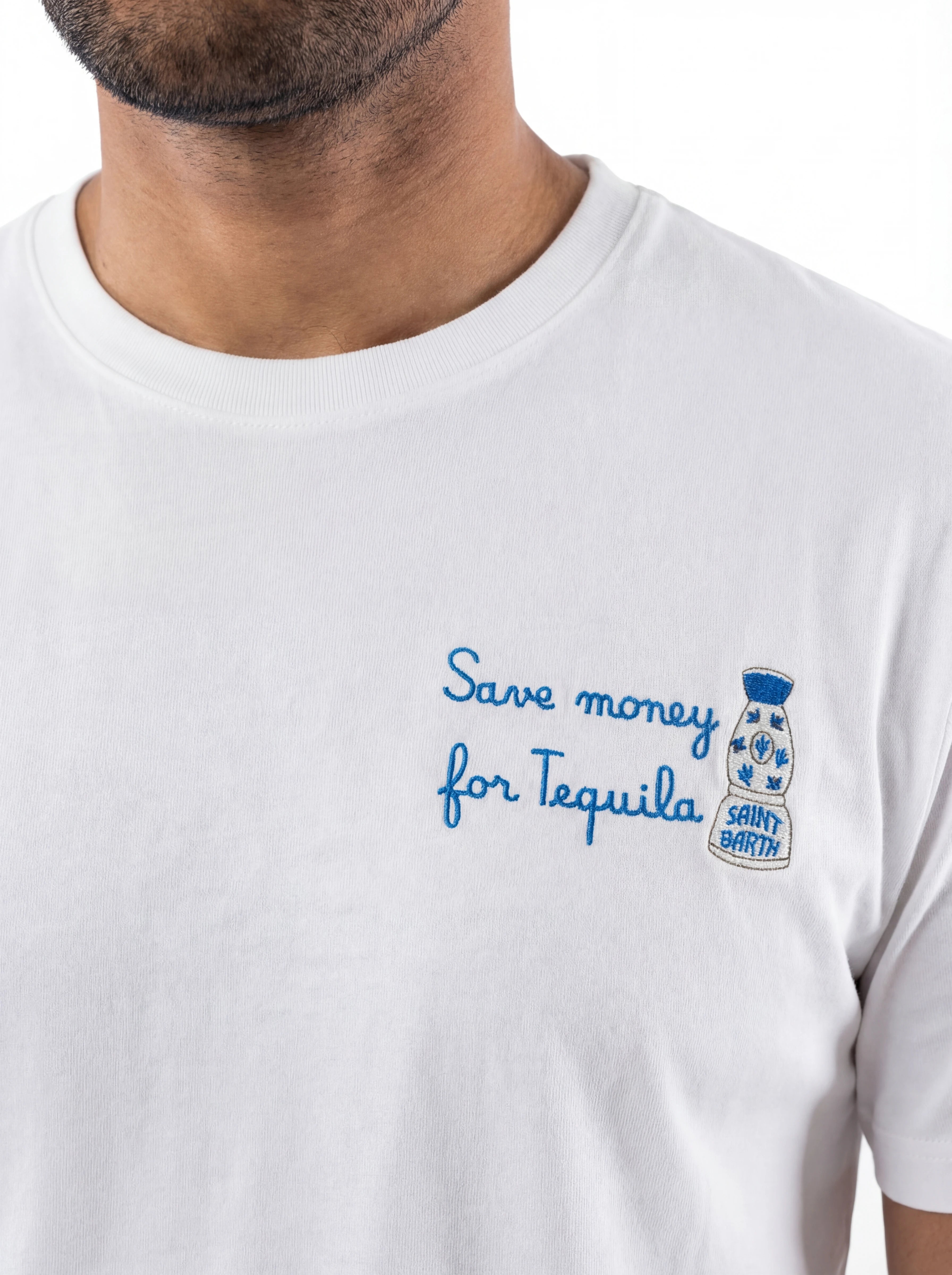 T-shirt su sfondo neutro da dietro t-shirt bianco scritta “Save Money for Tequila” Saint Barth cotone