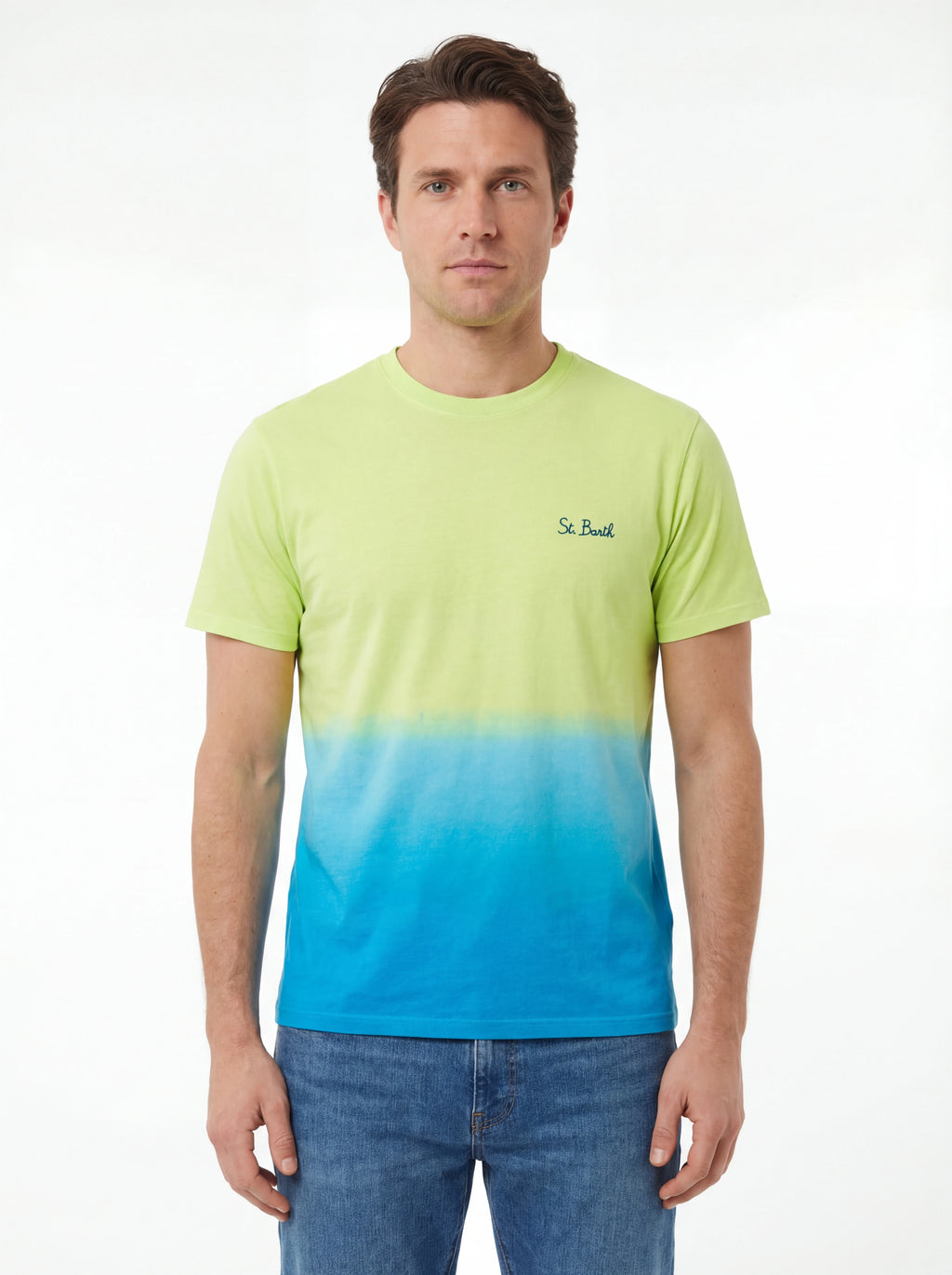 Modello frontalmente t-shirt giallo scritta “St.Barth” Saint Barth cotone