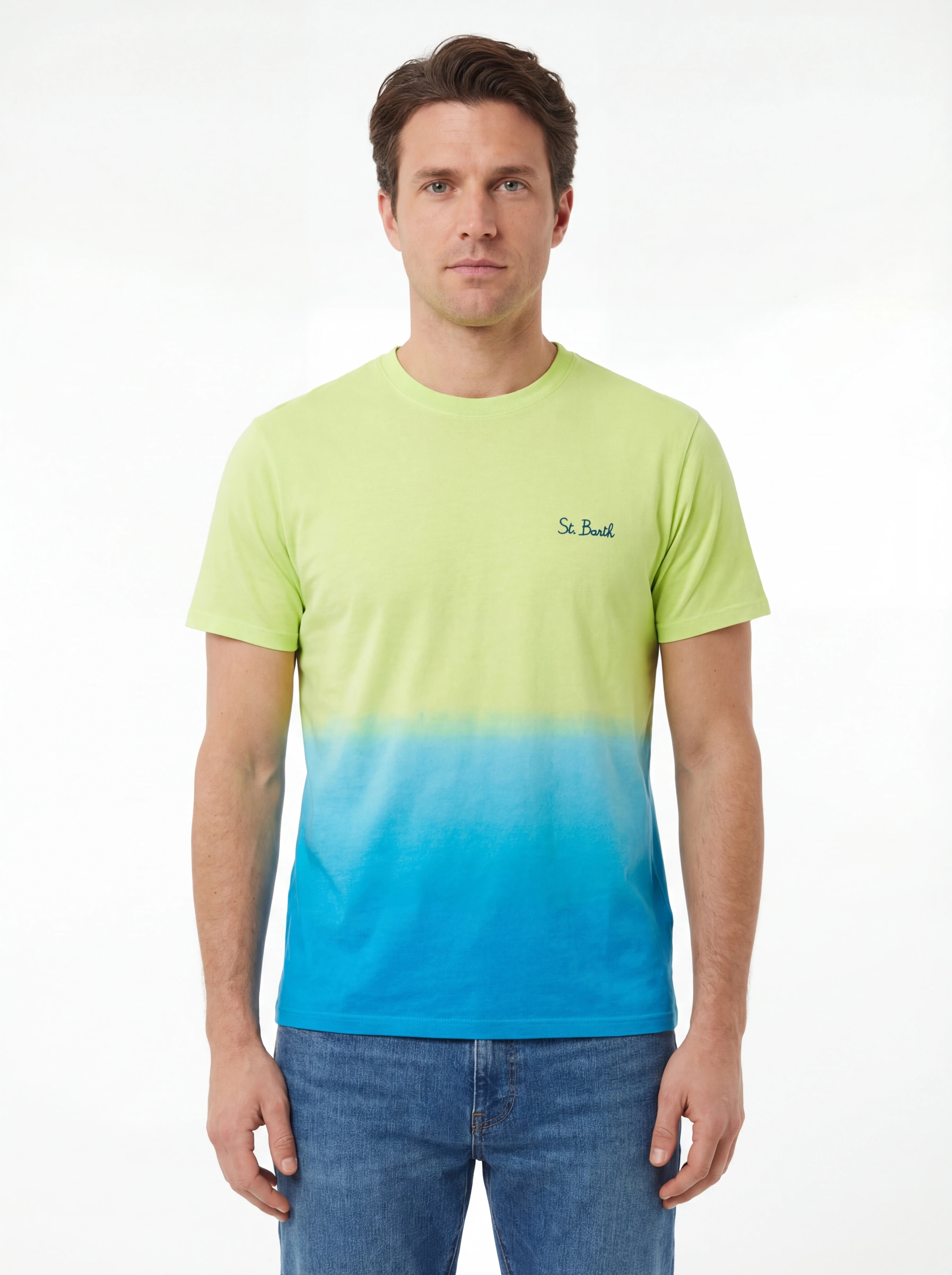 Modello frontalmente t-shirt giallo scritta “St.Barth” Saint Barth cotone