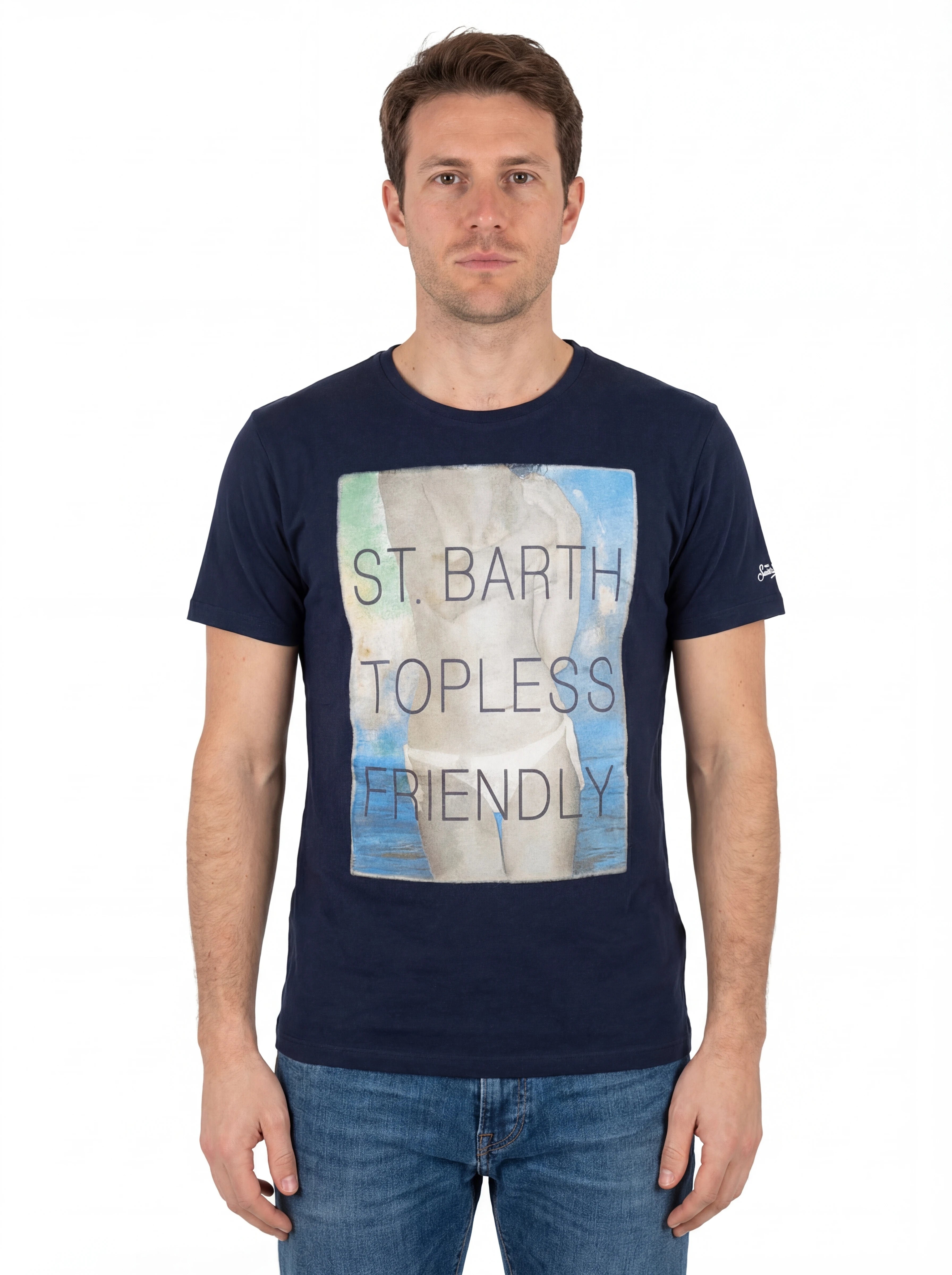 Modello frontalmente t-shirt blu scritta “St.Barth Topless Frien” Saint Barth cotone