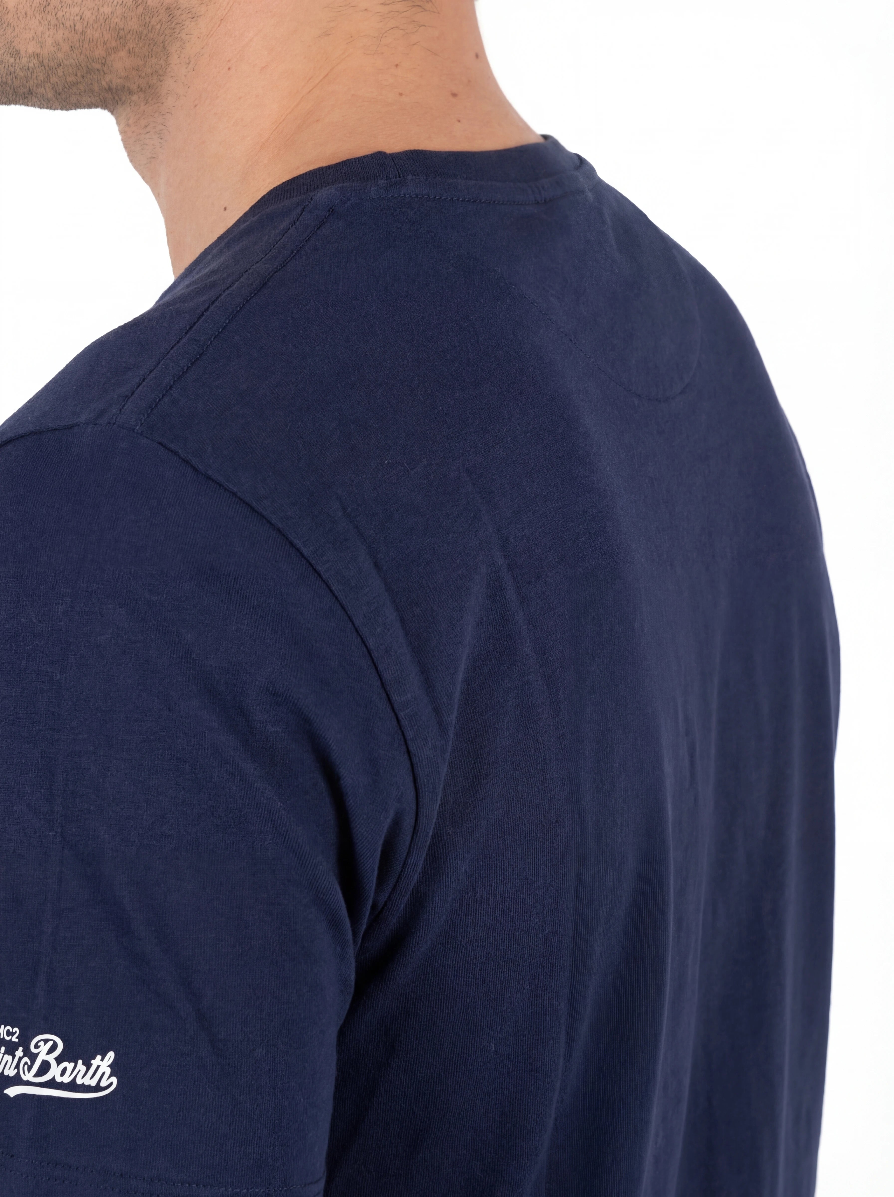 T-shirt su sfondo neutro frontale t-shirt blu scritta “St.Barth Topless Frien” Saint Barth cotone