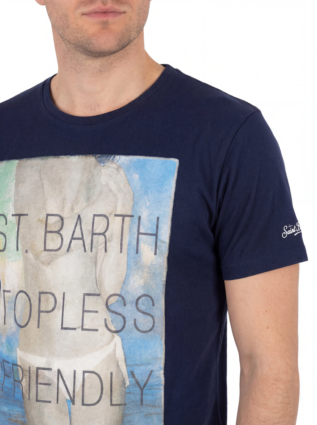 T-shirt su sfondo neutro da dietro t-shirt blu scritta “St.Barth Topless Frien” Saint Barth cotone