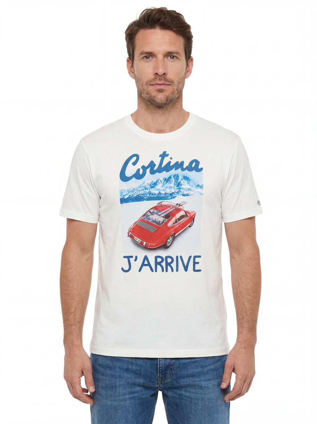 Modello frontalmente t-shirt bianco scritta “CORTINA J’ARRIVE” Saint Barth cotone
