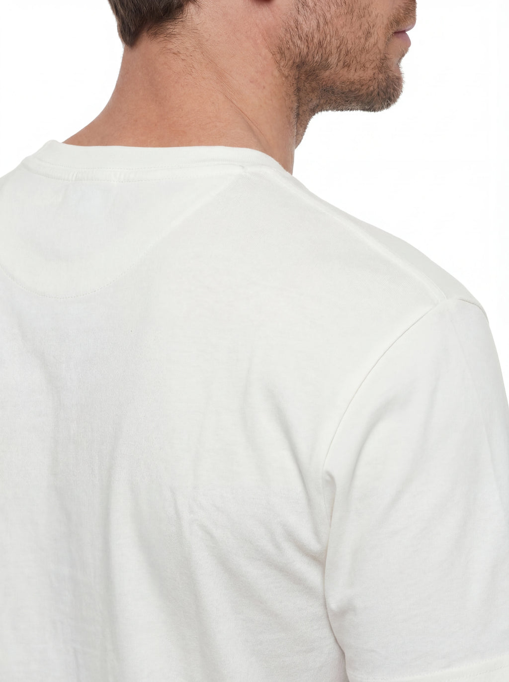 T-shirt su sfondo neutro frontale t-shirt bianco scritta “CORTINA J’ARRIVE” Saint Barth cotone