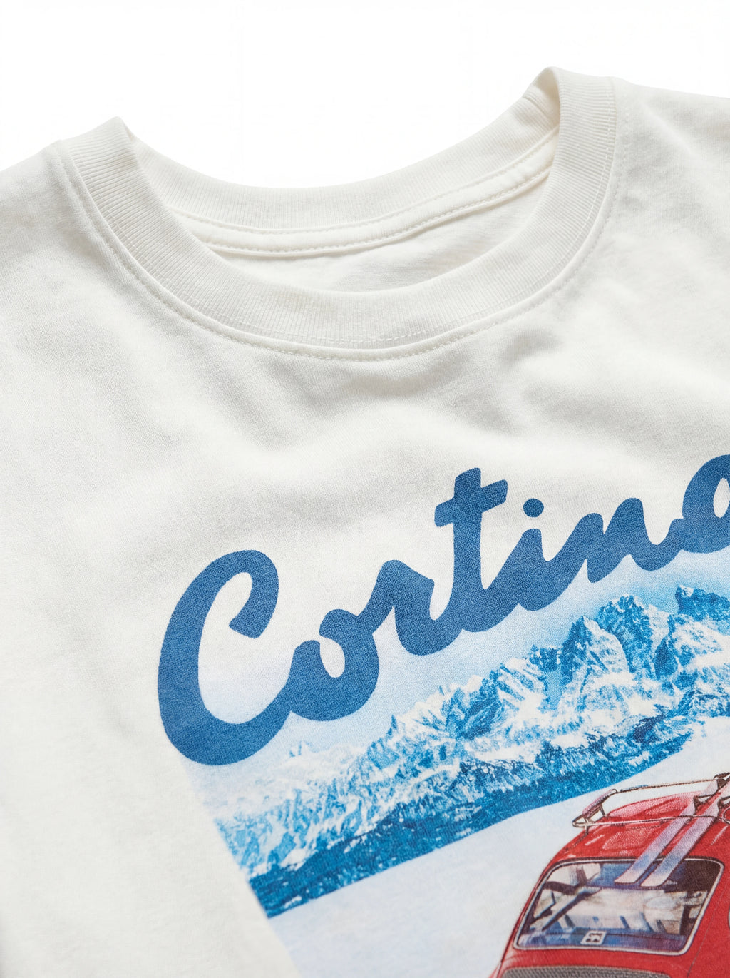 T-shirt su sfondo neutro da dietro t-shirt bianco scritta “CORTINA J’ARRIVE” Saint Barth cotone