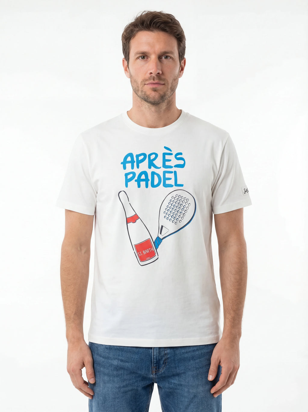 Modello frontalmente t-shirt bianco scritta “APRÈS PADEL” Saint Barth cotone