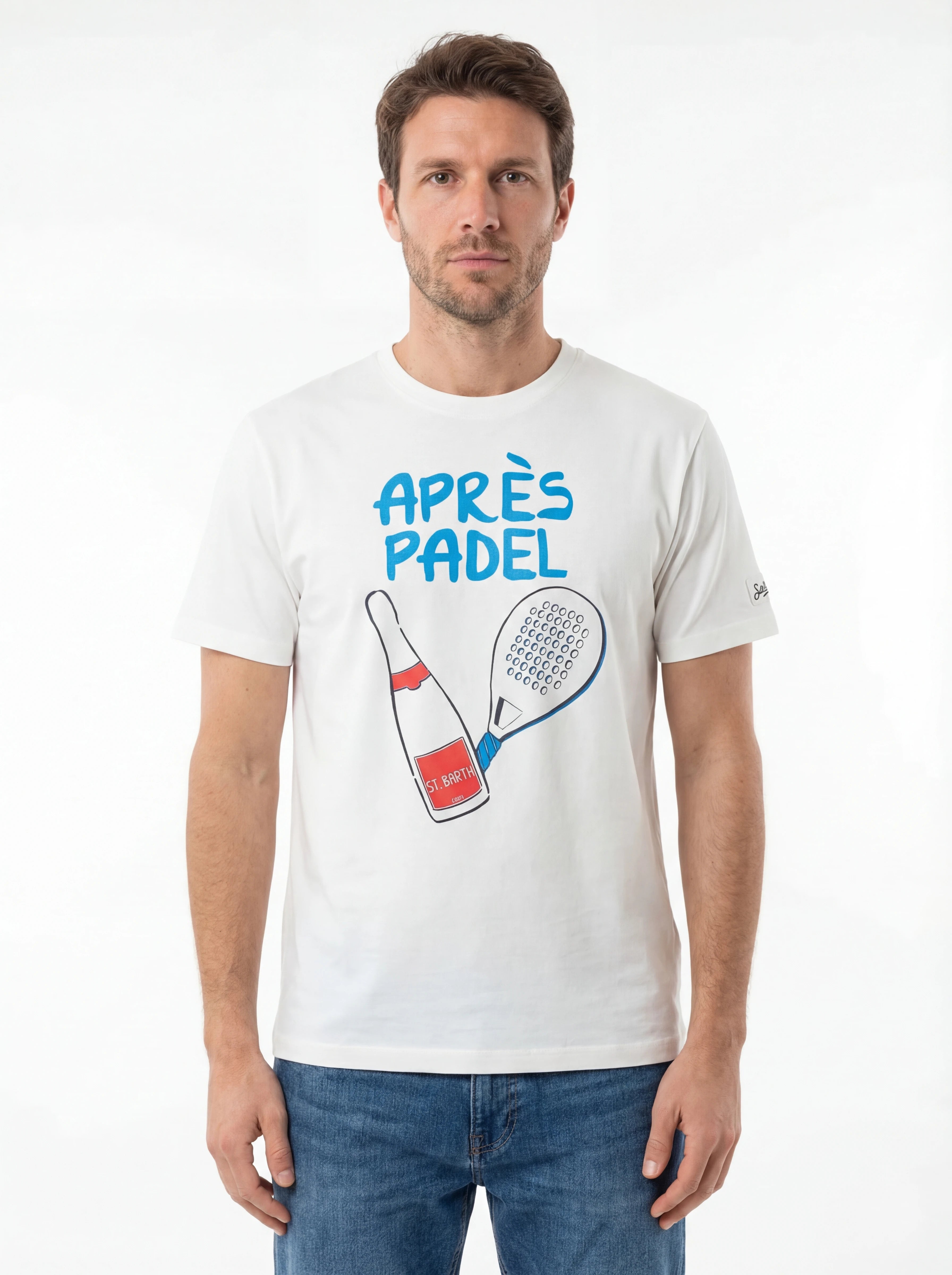 Modello frontalmente t-shirt bianco scritta “APRÈS PADEL” Saint Barth cotone