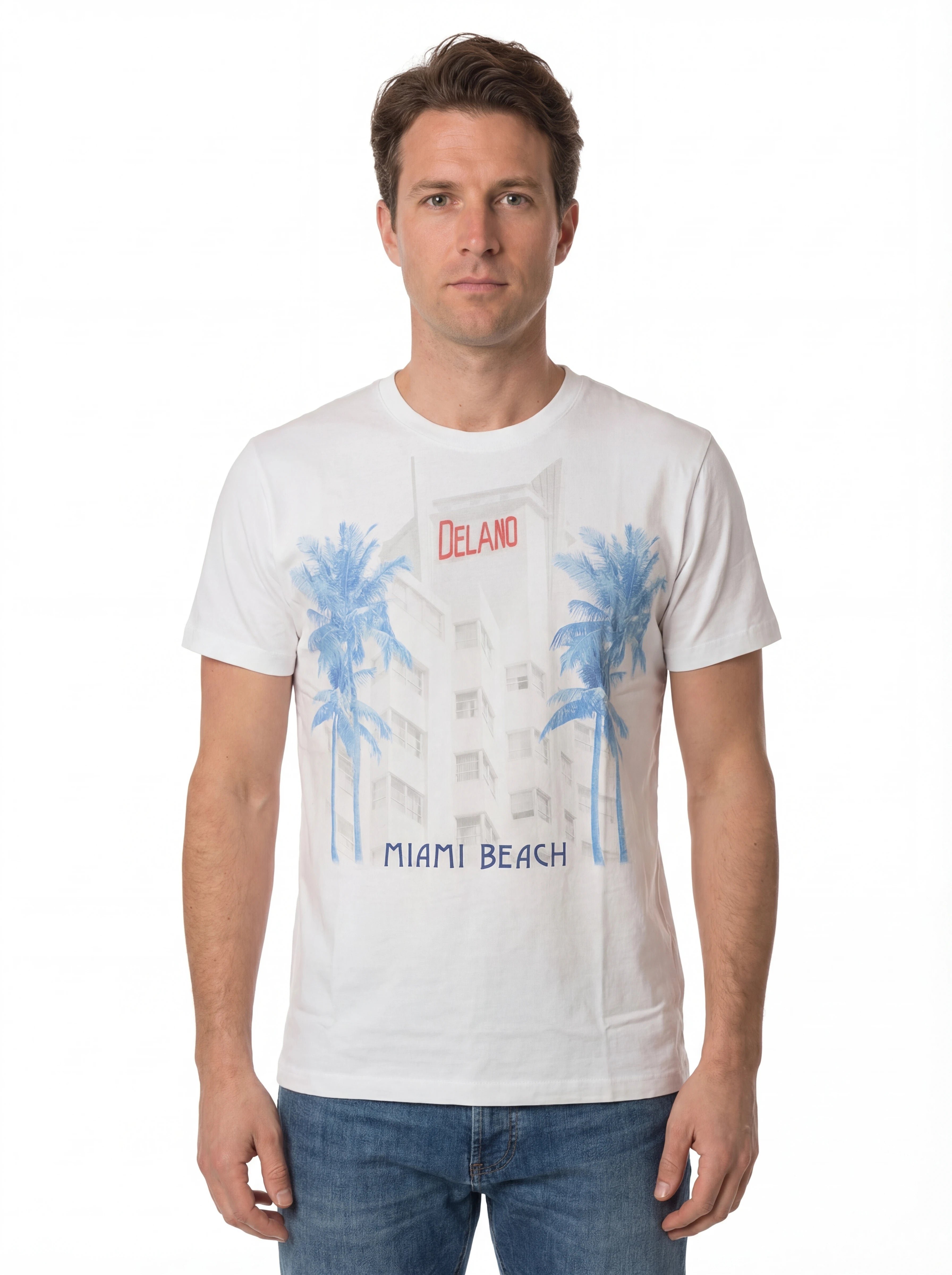 Modello frontalmente t-shirt azzurro scritta “Palme Azzurre” Saint Barth