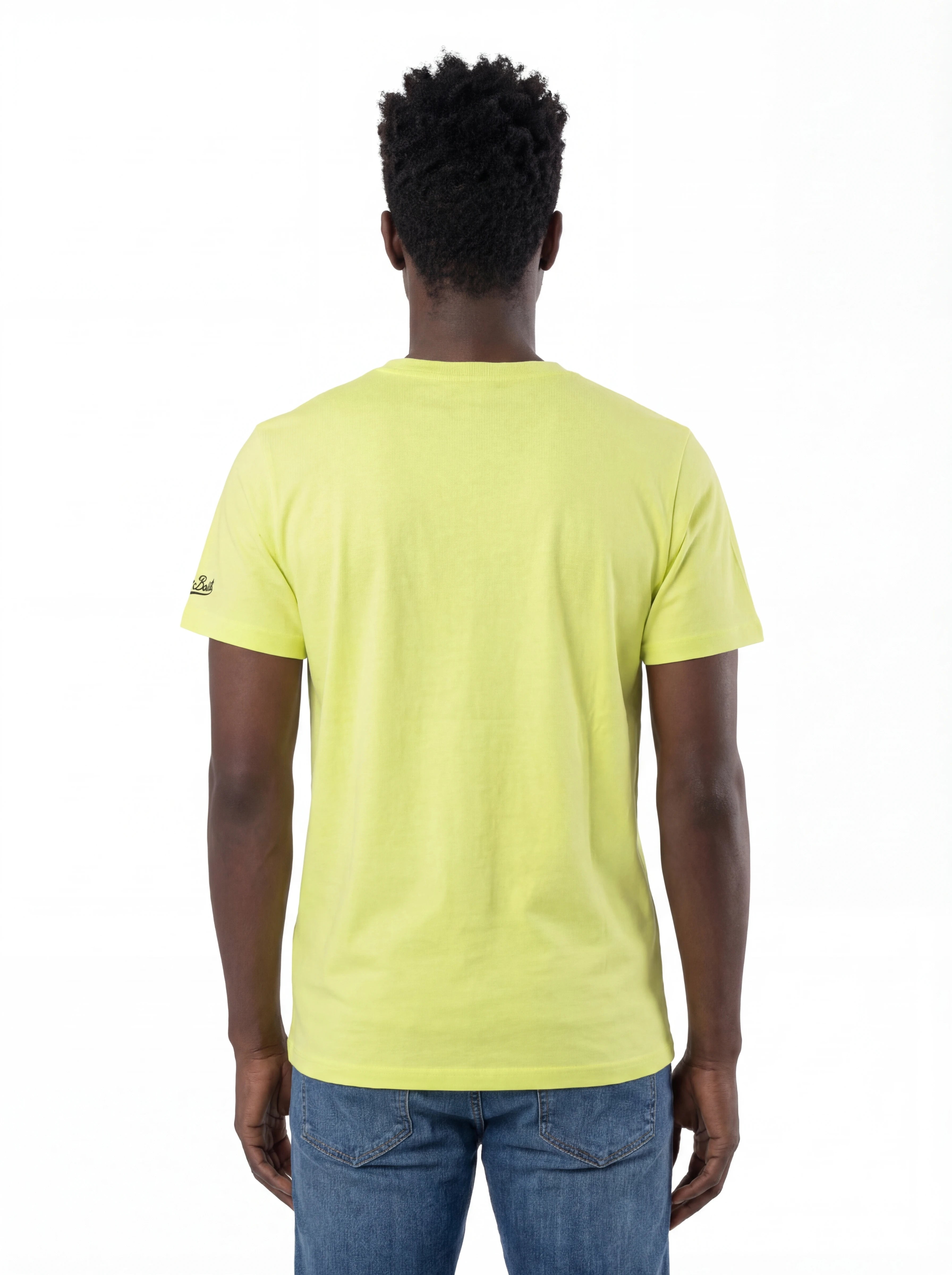 Modello a 45 gradi t-shirt giallo fluo scritta “Ibiza vs Mykonos” Saint Barth cotone