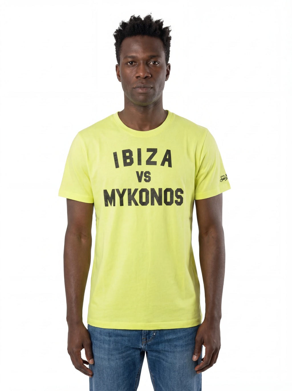Modello frontalmente t-shirt giallo fluo scritta “Ibiza vs Mykonos” Saint Barth cotone