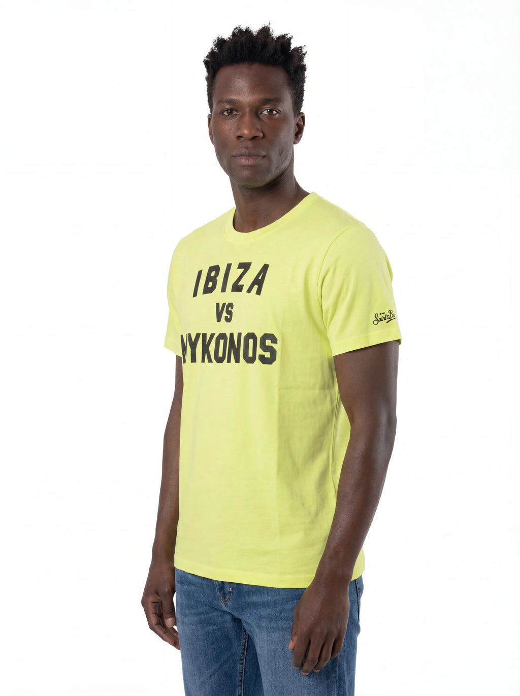 T-shirt su sfondo neutro da dietro t-shirt giallo fluo scritta “Ibiza vs Mykonos” Saint Barth cotone