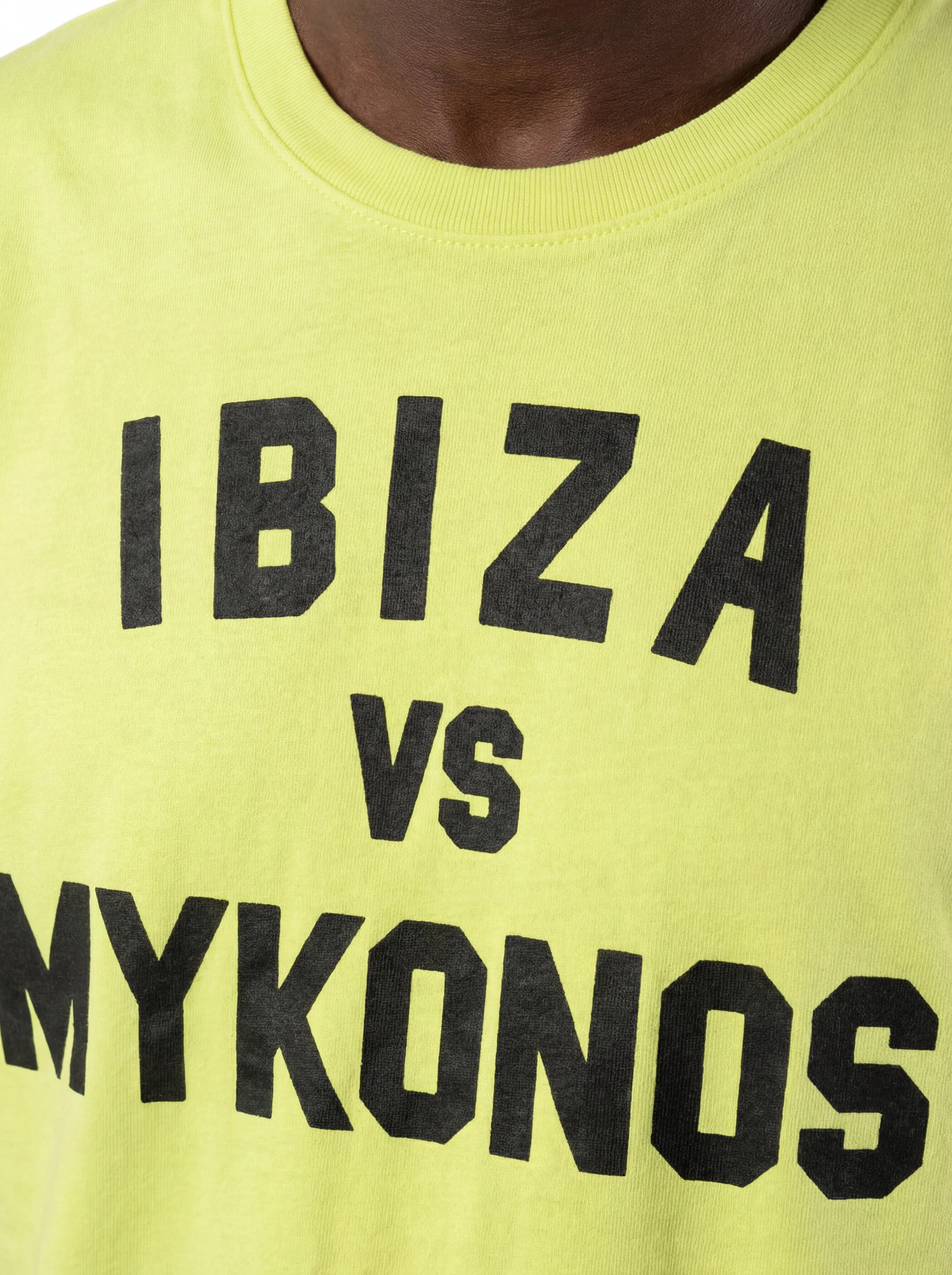 T-shirt su sfondo neutro frontale t-shirt giallo fluo scritta “Ibiza vs Mykonos” Saint Barth cotone