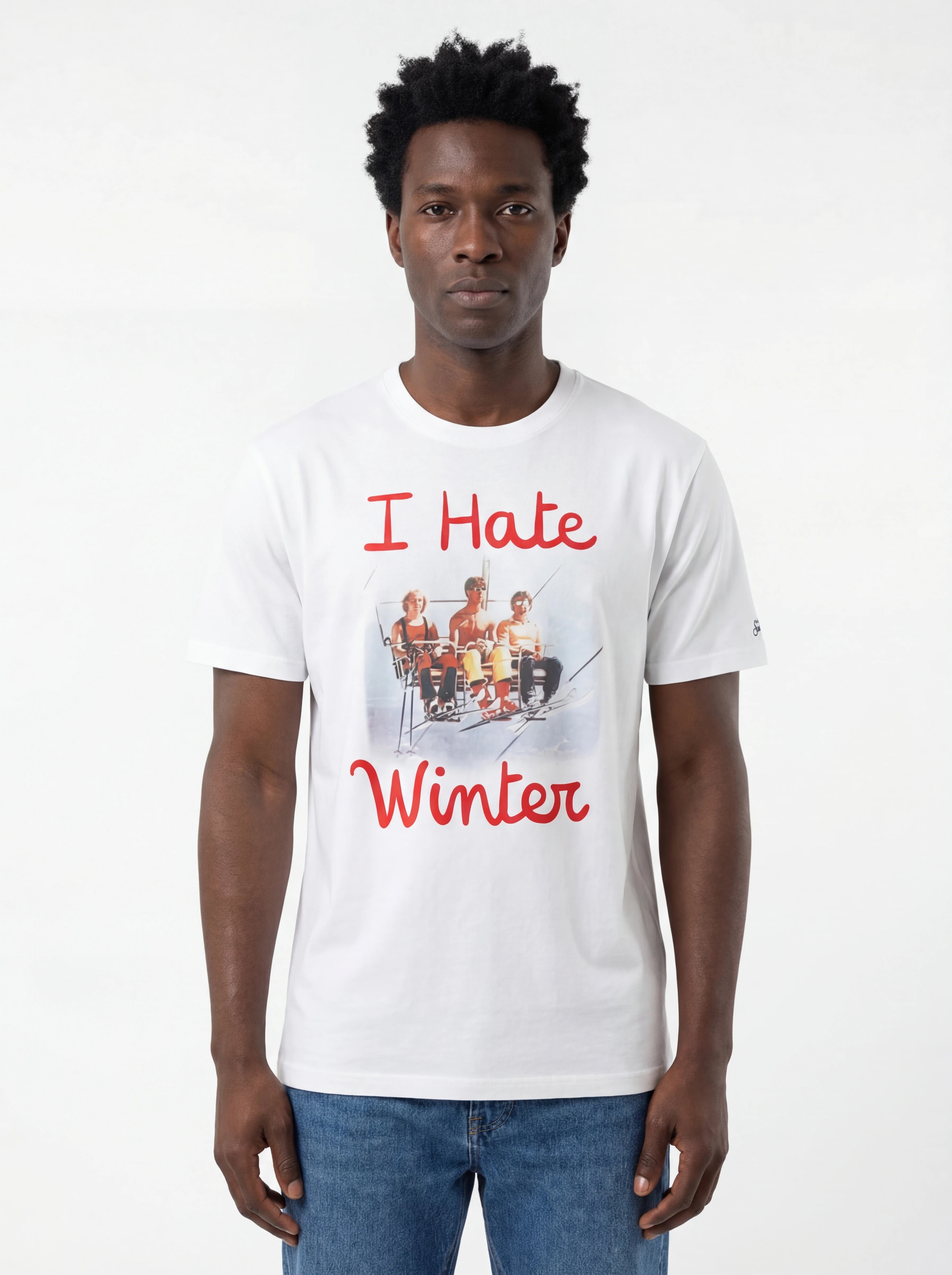Modello frontalmente t-shirt bianco scritta “I HATE WINTER” Saint Barth cotone