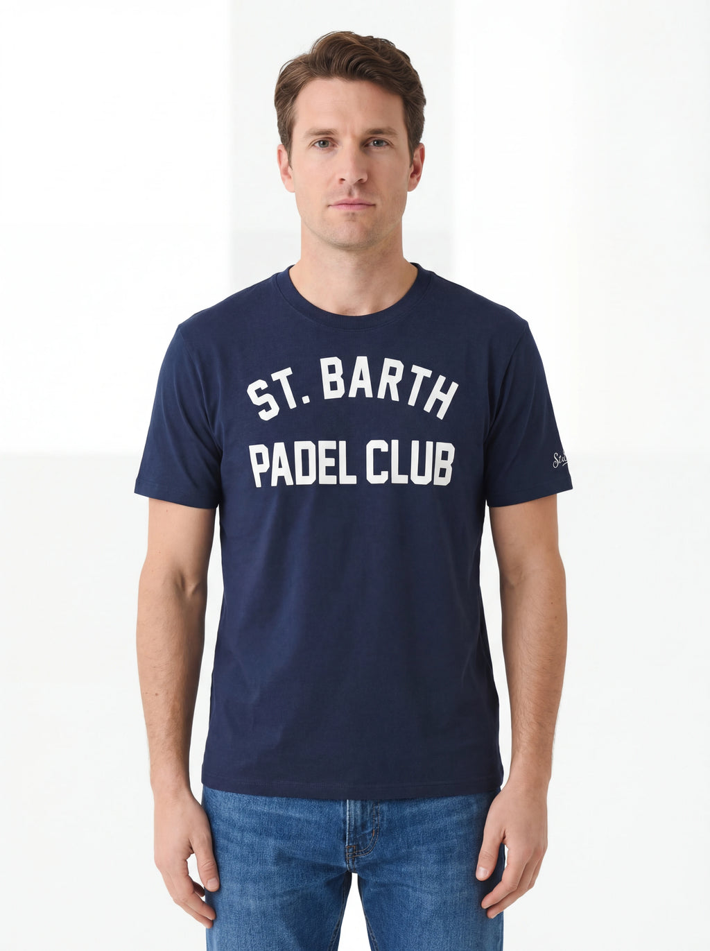 Modello frontalmente t-shirt blu scritta “ST. BARTH PADEL CLUB” Saint Barth cotone