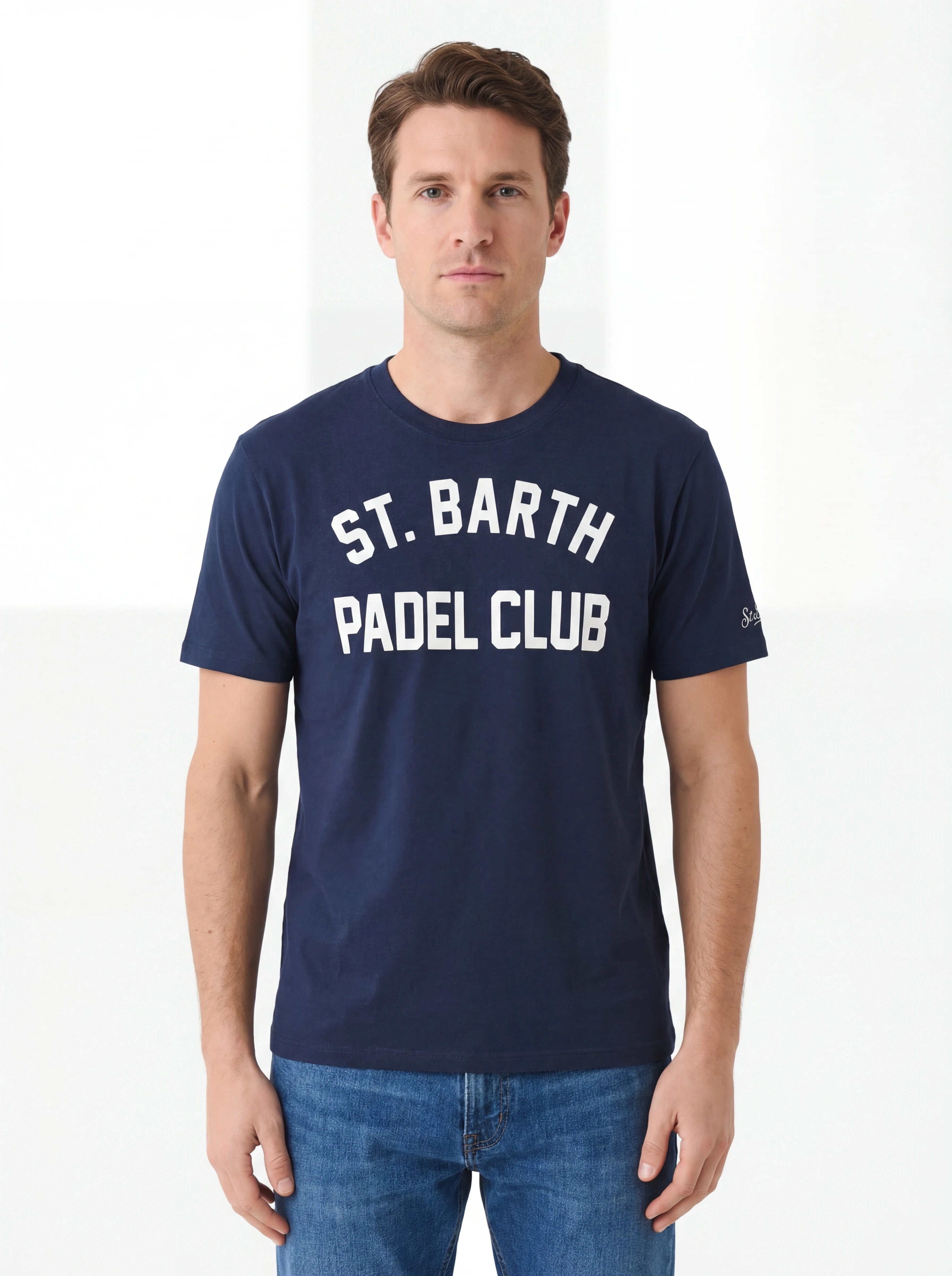 Modello frontalmente t-shirt blu scritta “ST. BARTH PADEL CLUB” Saint Barth cotone
