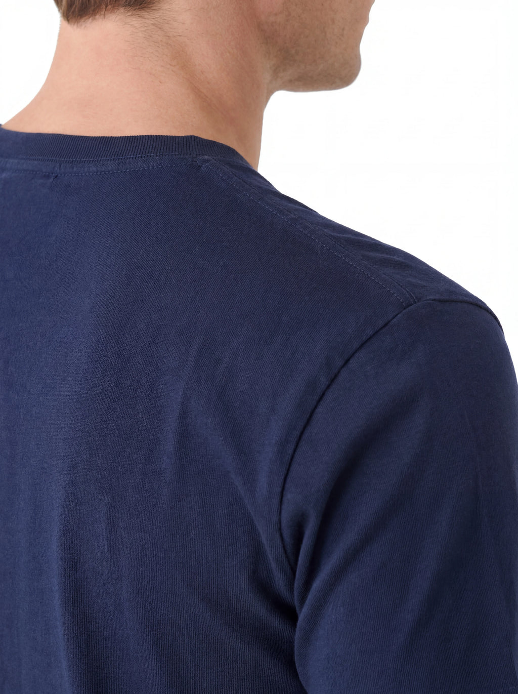 T-shirt su sfondo neutro frontale t-shirt blu scritta “ST. BARTH PADEL CLUB” Saint Barth cotone