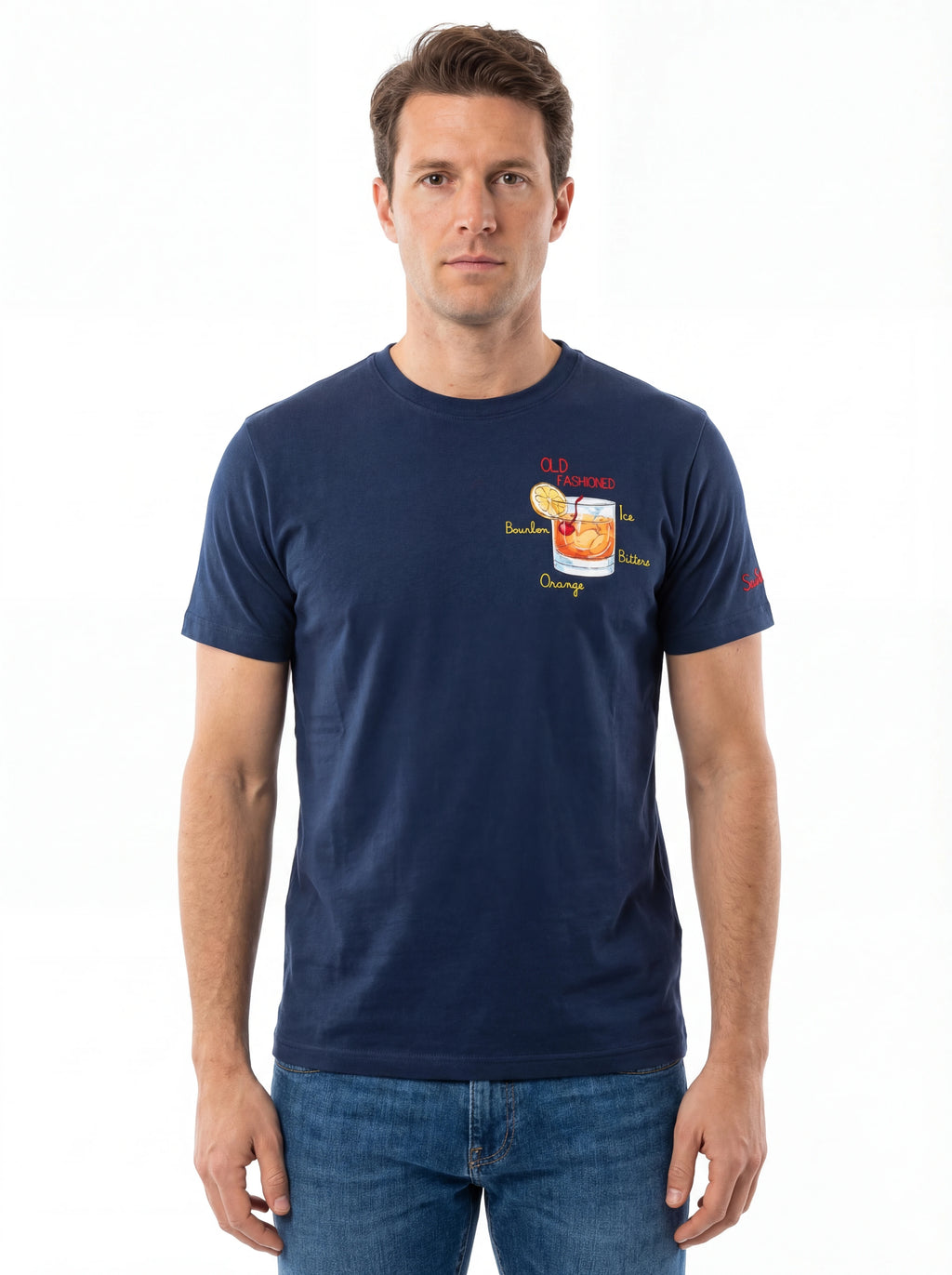 Modello frontalmente t-shirt blu scritta “Old Fashion Bourbon Or” Saint Barth