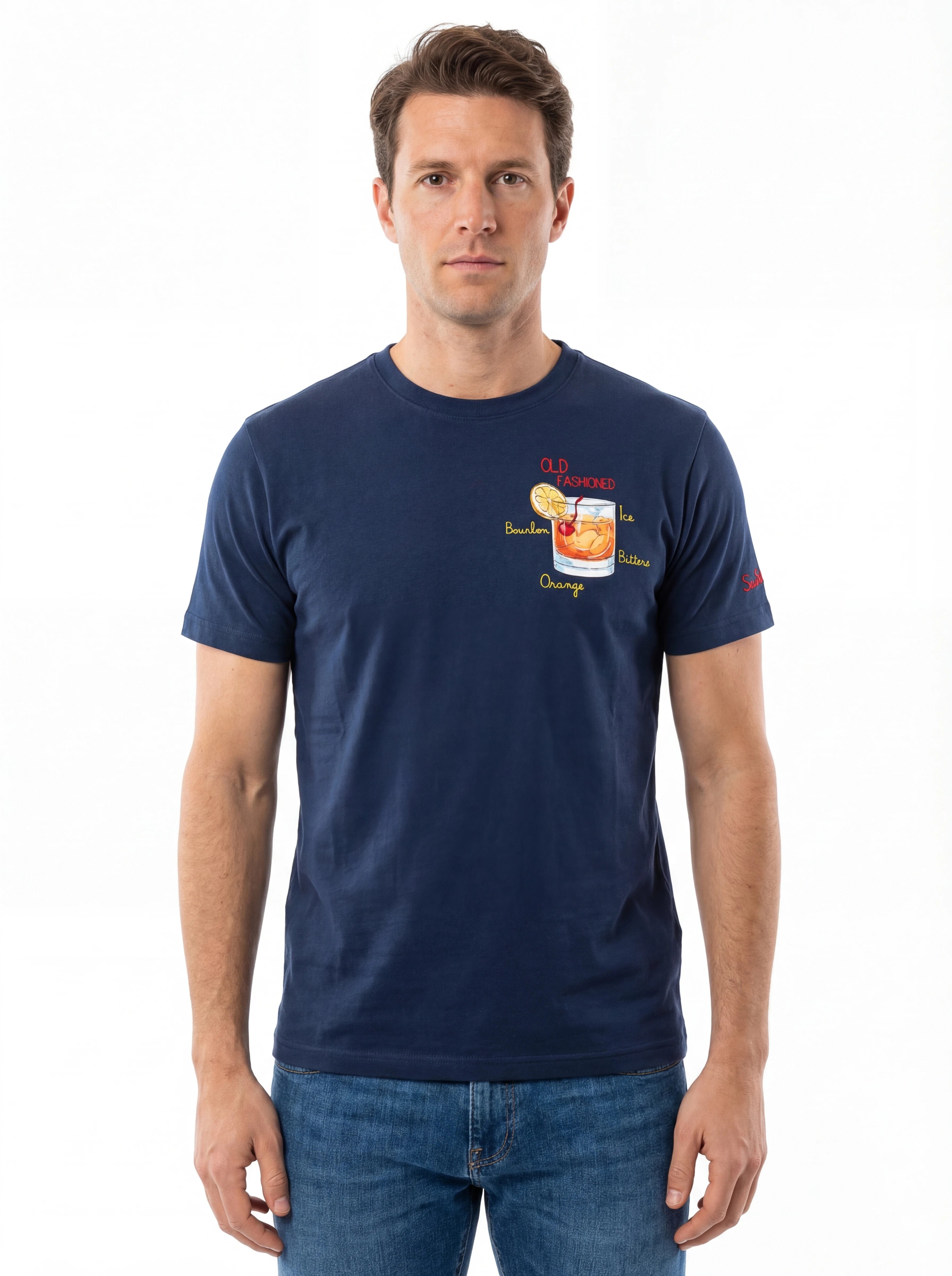 Modello frontalmente t-shirt blu scritta “Old Fashion Bourbon Or” Saint Barth