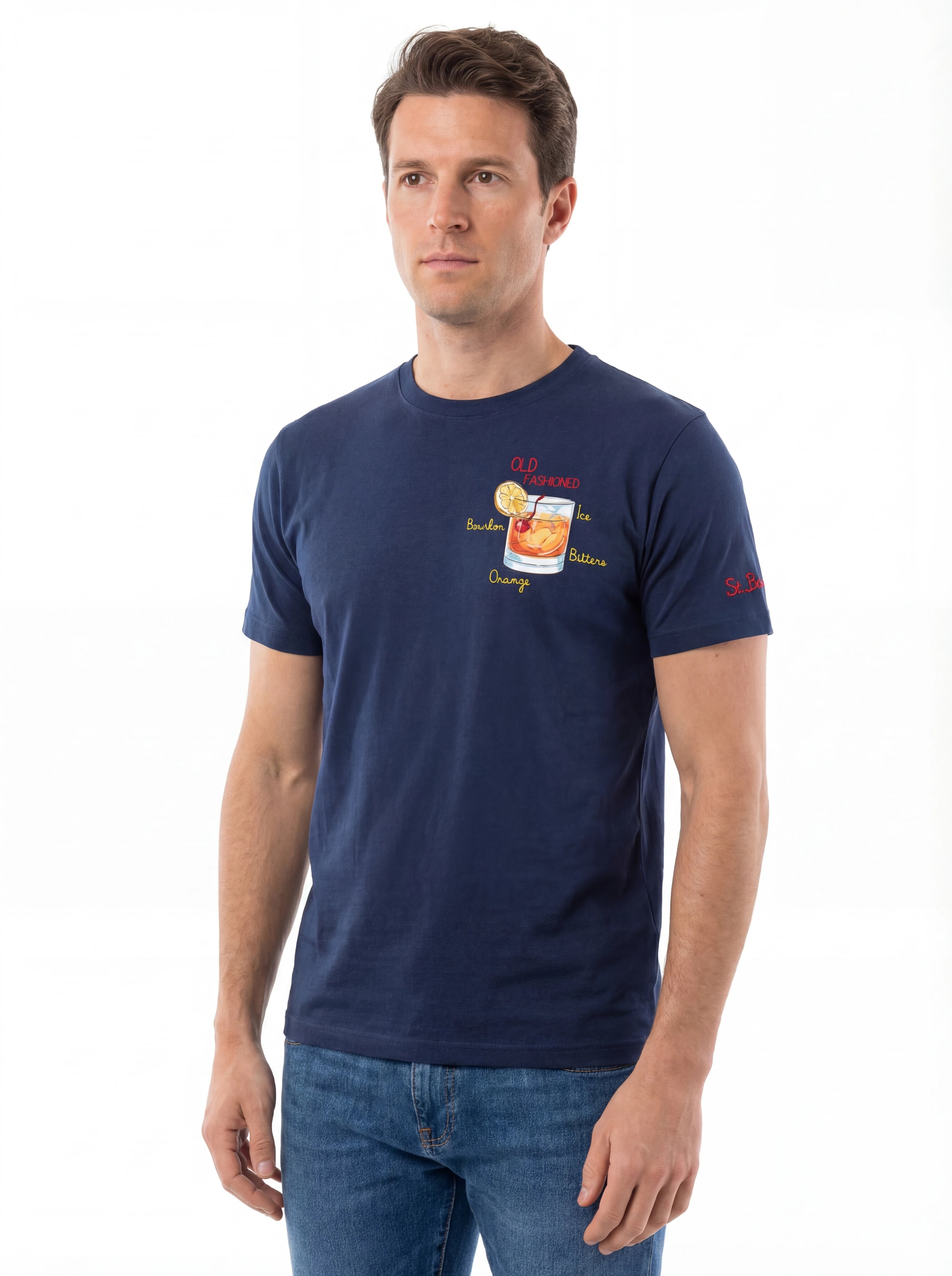 Modello a 45 gradi t-shirt blu scritta “Old Fashion Bourbon Or” Saint Barth