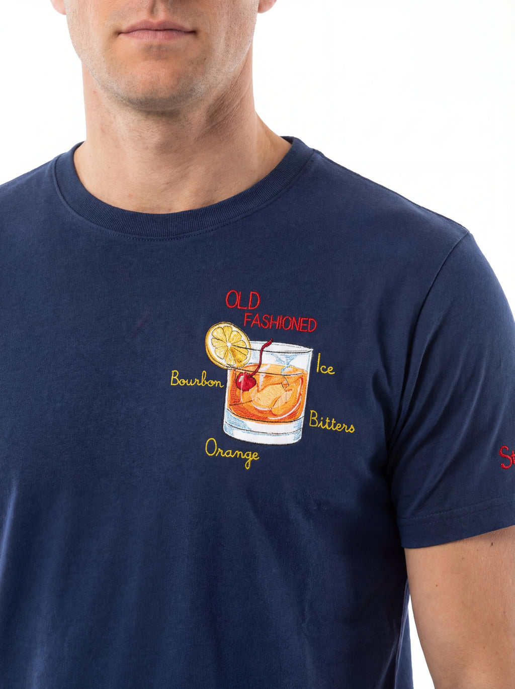 T-shirt su sfondo neutro da dietro t-shirt blu scritta “Old Fashion Bourbon Or” Saint Barth