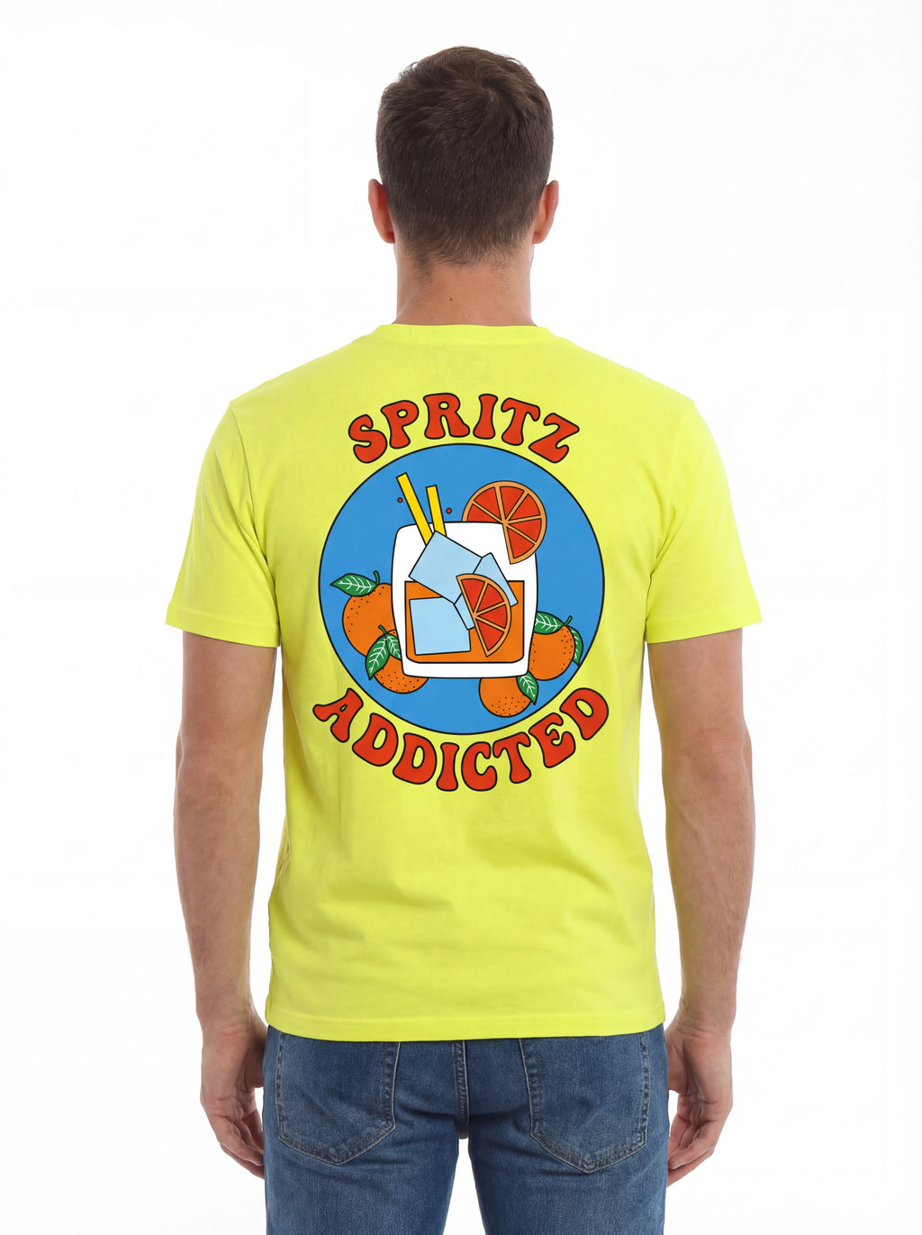 Modello a 45 gradi t-shirt giallo scritta “SPRITZ” Saint Barth