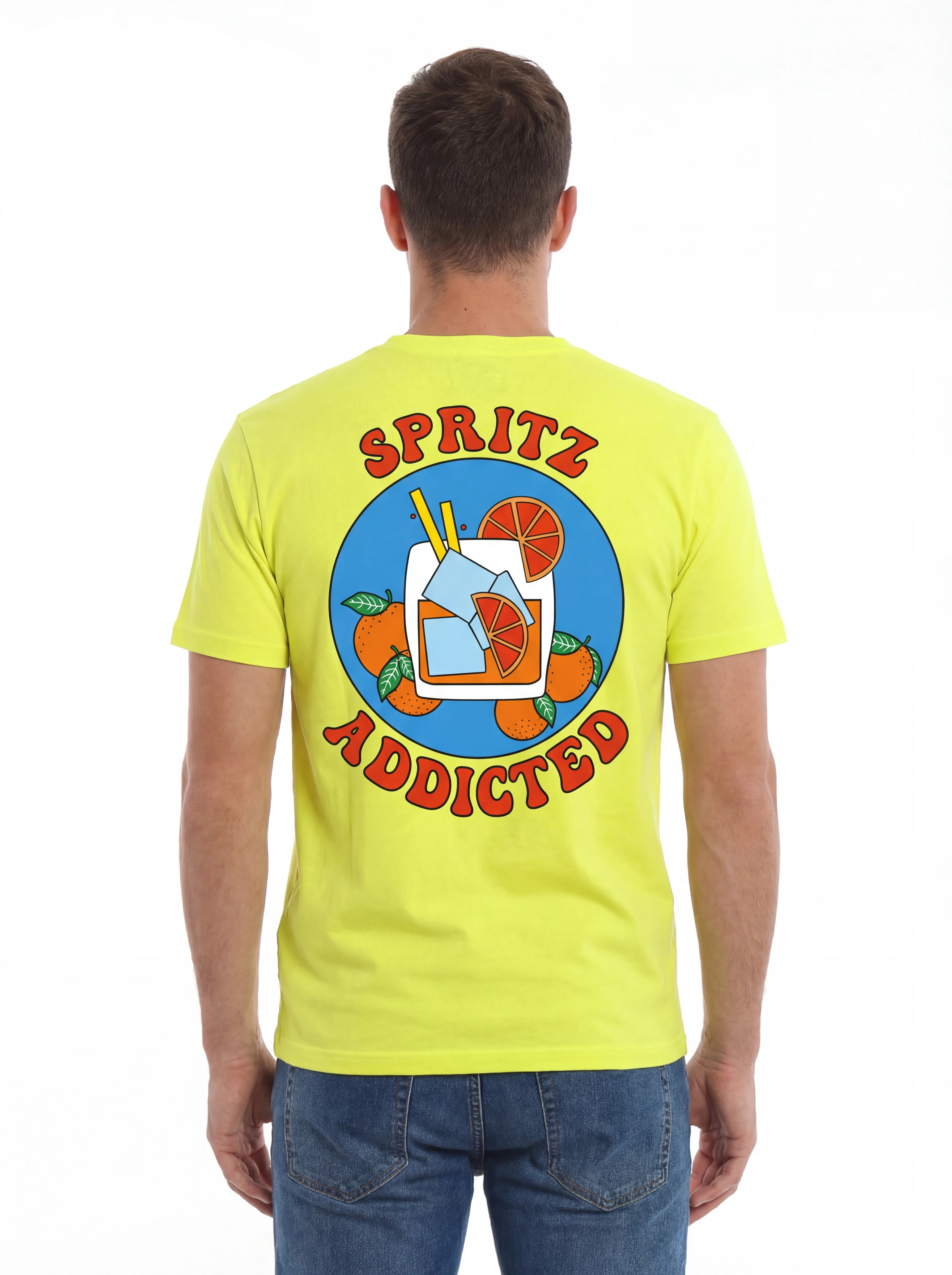 Modello a 45 gradi t-shirt giallo scritta “SPRITZ” Saint Barth