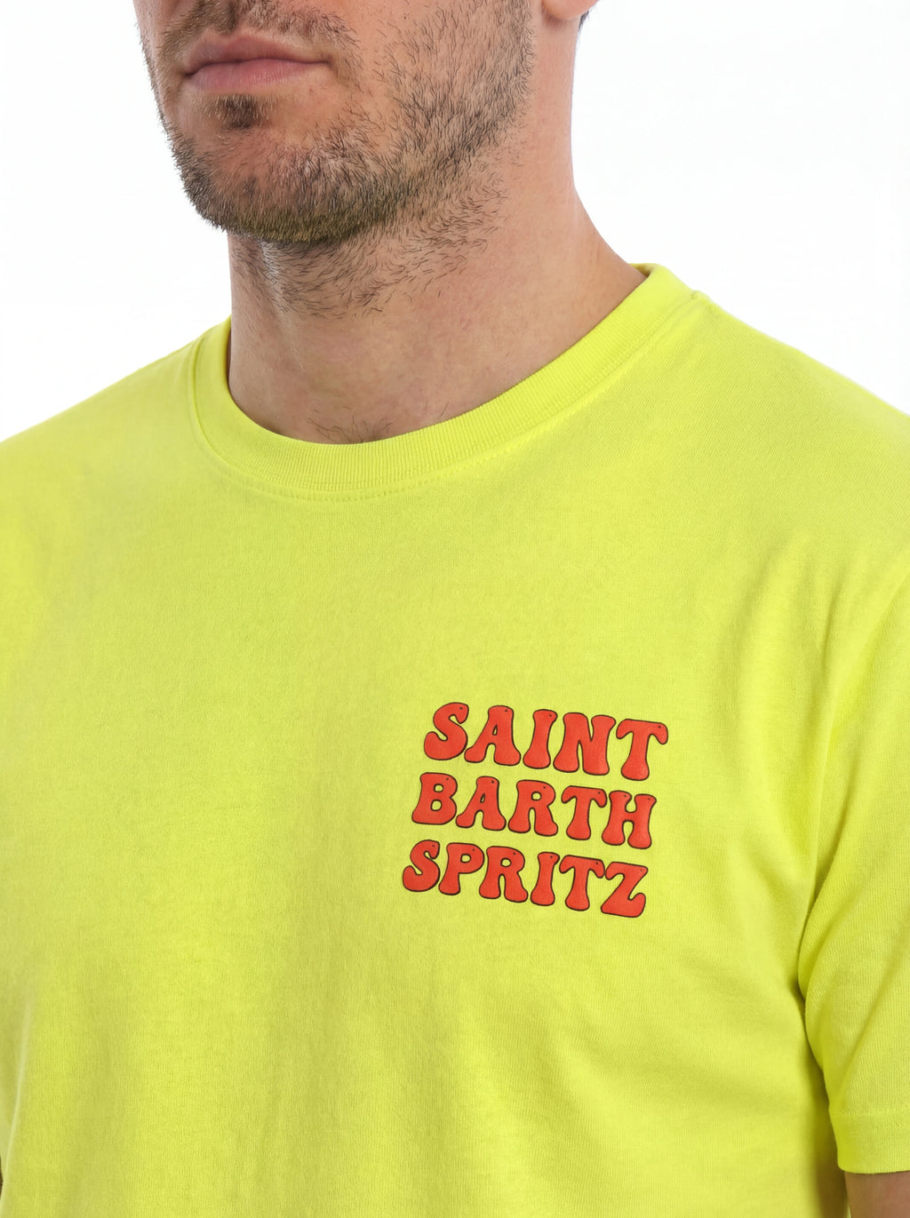 T-shirt su sfondo neutro frontale t-shirt giallo scritta “SPRITZ” Saint Barth