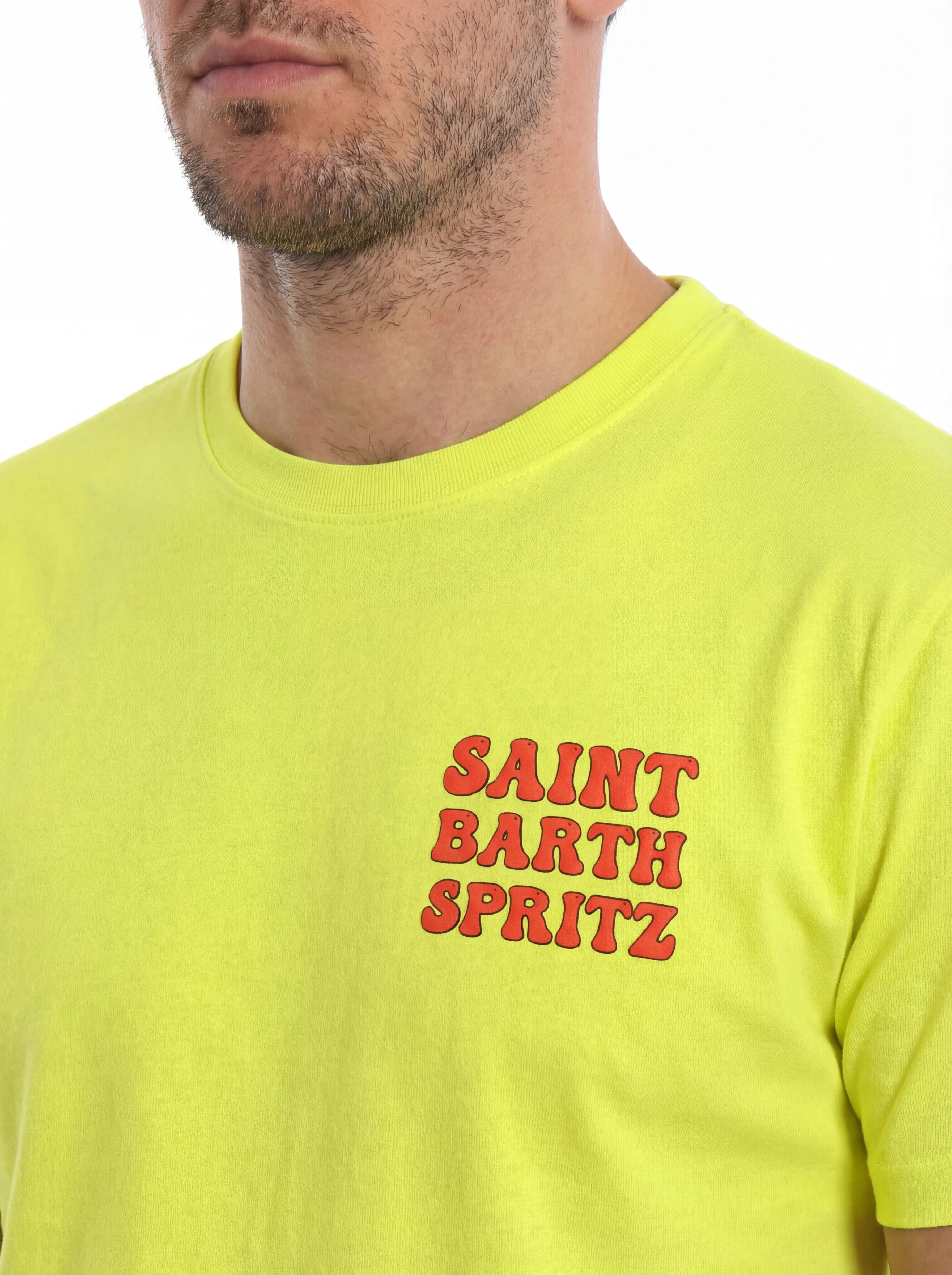 T-shirt su sfondo neutro frontale t-shirt giallo scritta “SPRITZ” Saint Barth