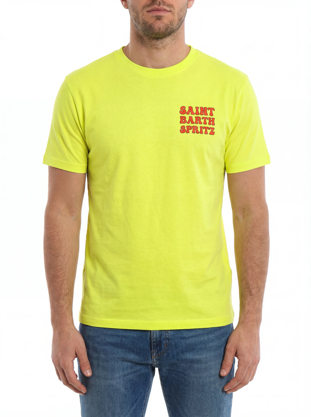 T-shirt su sfondo neutro da dietro t-shirt giallo scritta “SPRITZ” Saint Barth