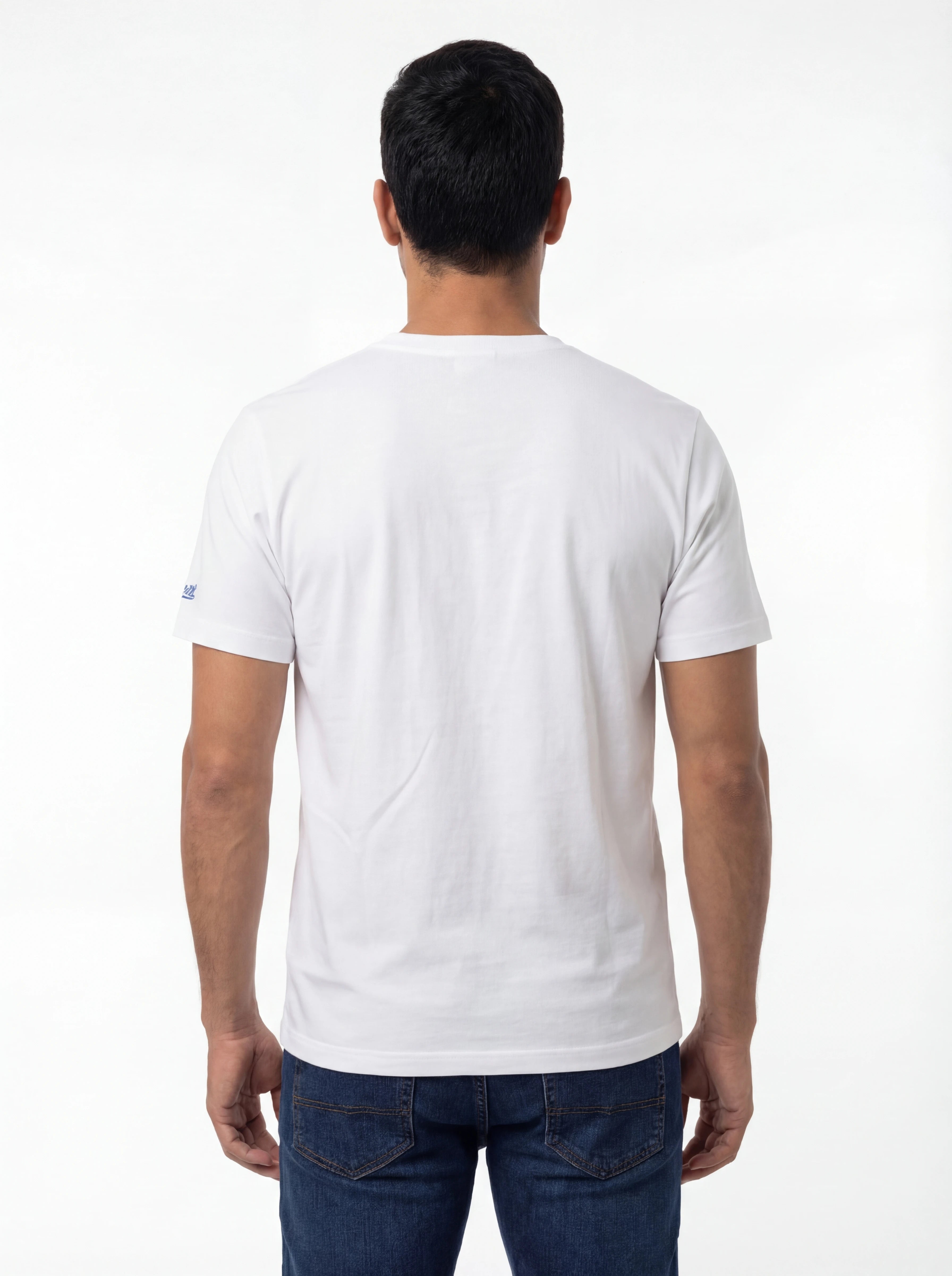 T-shirt su sfondo neutro frontale t-shirt bianco scritta “Working on my Six Pack” Saint Barth cotone