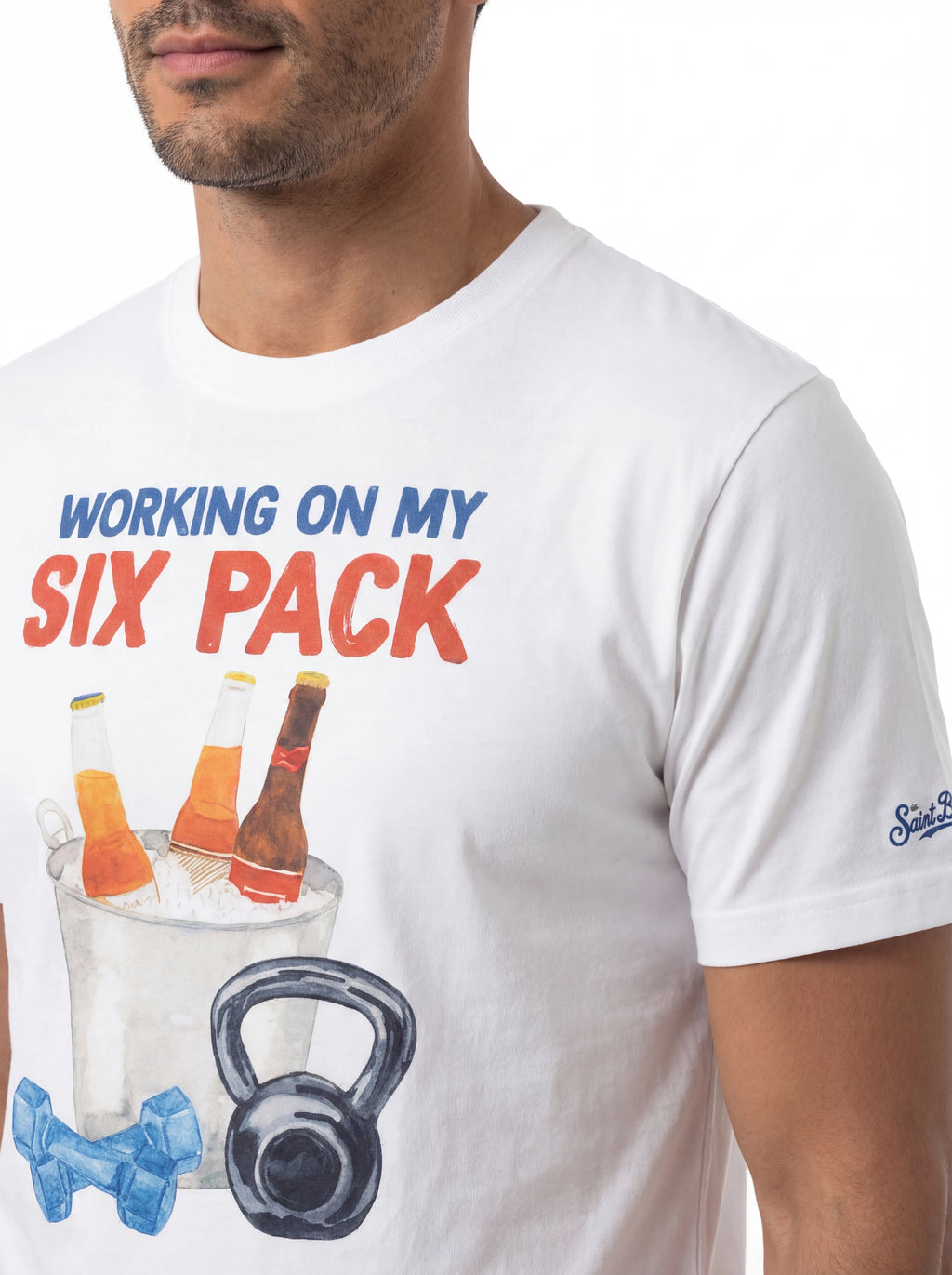 Vista da dietro t-shirt bianco scritta “Working on my Six Pack” Saint Barth cotone