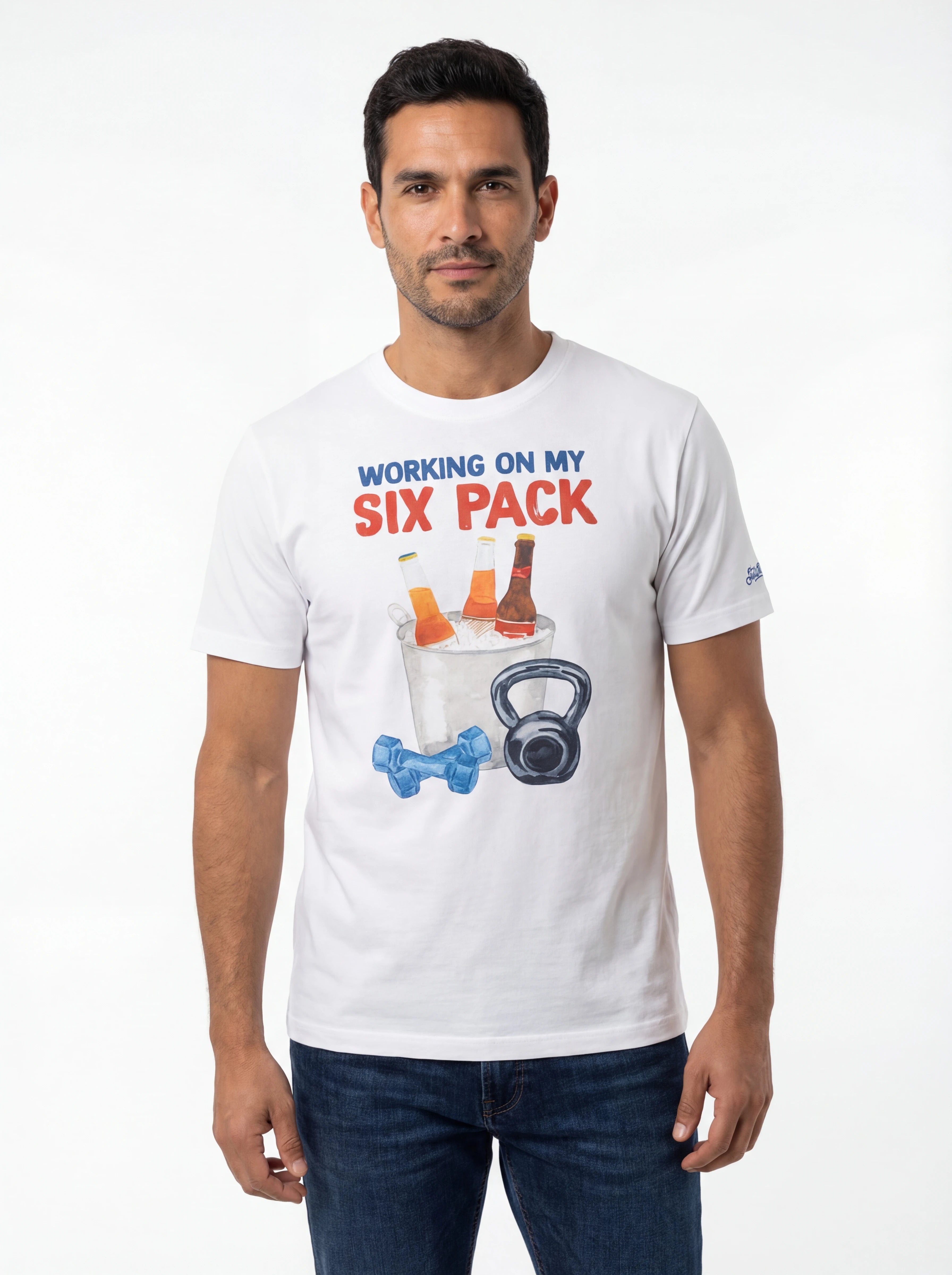 Modello frontalmente t-shirt bianco scritta “Working on my Six Pack” Saint Barth cotone