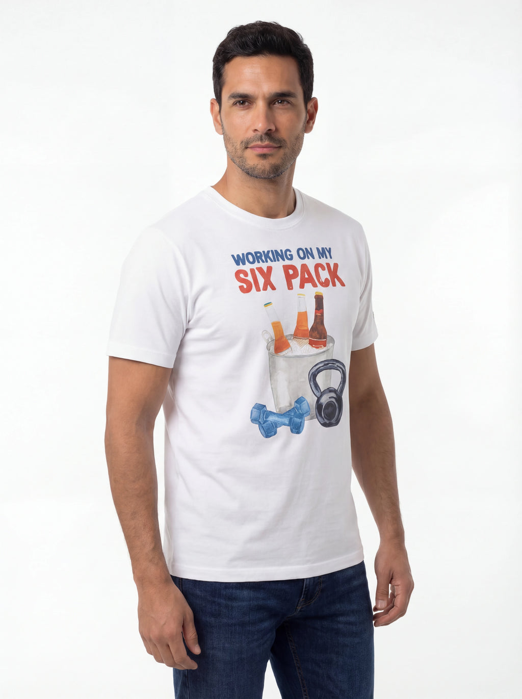 Modello a 45 gradi t-shirt bianco scritta “Working on my Six Pack” Saint Barth cotone